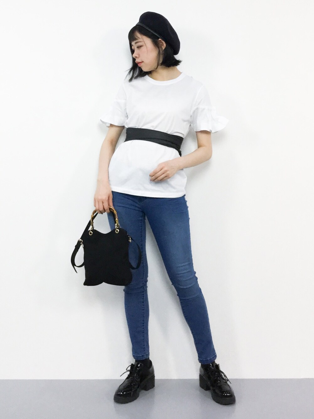 「カジュアル、ショルダーバッグ、ウエストマーク、きれいめカジュアル、スキニーデニム、白Tシャツ、袖フリル、adametrope、twofaces、URSELECT」｜「ADAM ET ROPE'のスタンドタックスリーブＴ（Tシャツ/カットソー、ホワイト系）」を使った、ENAさん（レディース・162cm）の夏コーディネートの1枚目の写真