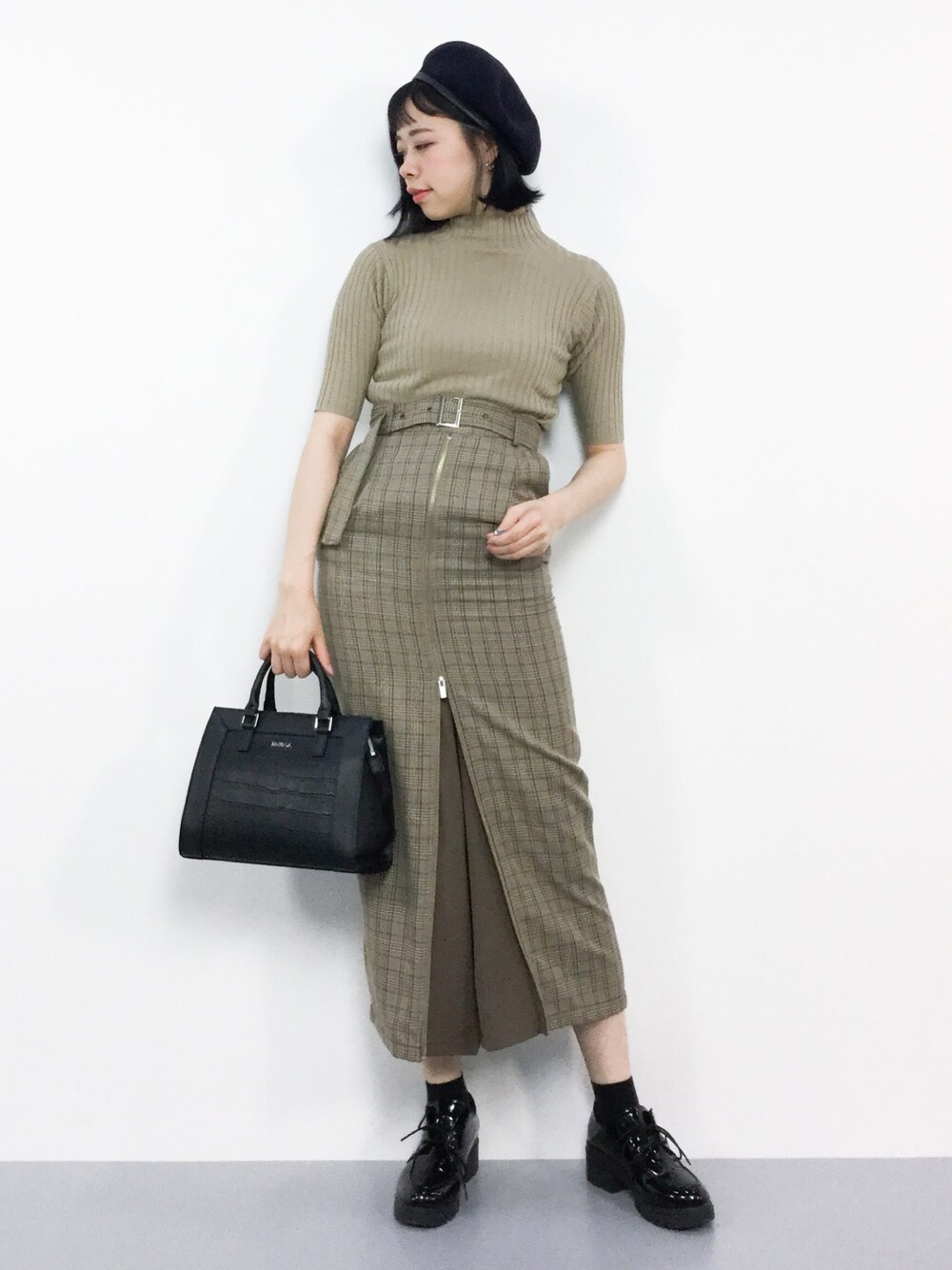 「チェック、ベレー帽、ハンドバッグ、ハイネック、EMODA、ガーリー、クラシック、ベージュコーデ、AMERI、twofaces」｜「Two Facesの【2018S/Sガールズアワードランウェイアイテム】ワイドリブ五分袖ニット（ニット/セーター、ベージュ系）」を使った、ENAさん（レディース・162cm）の夏コーディネートの1枚目の写真