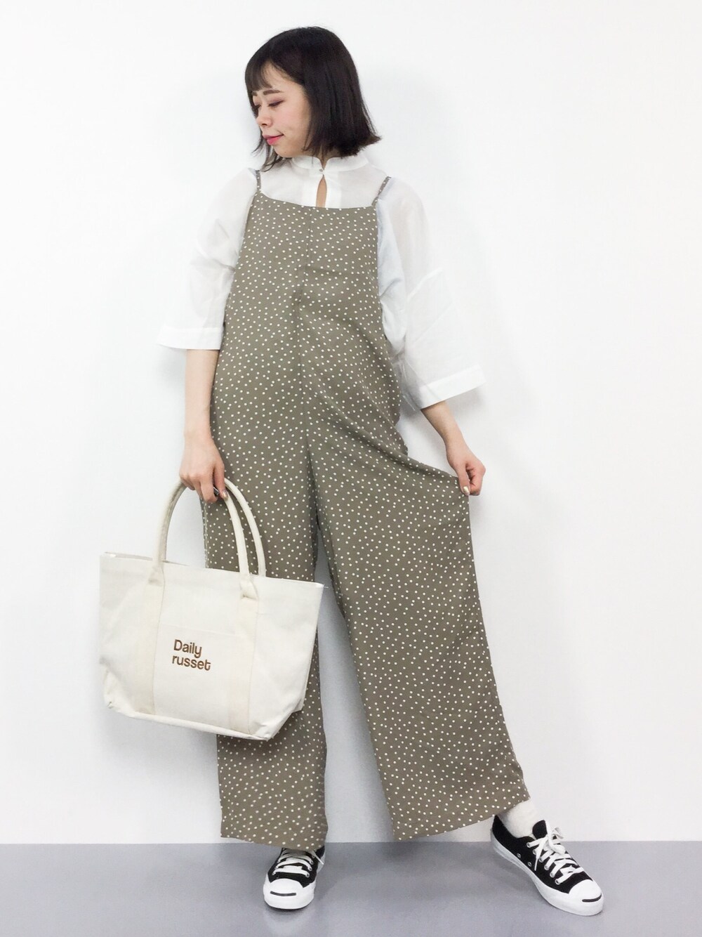 「ブラウス、トートバッグ、カジュアル、サロペット、ドット、ワイドパンツ、ゆるコーデ、モカ、merlot、AMERICAN HOLIC」｜「MERLOT IKYUのコットンバンドカラーフレアスリーブブラウス1682（シャツ/ブラウス、ホワイト系）」を使った、ENAさん（レディース・162cm）の夏コーディネートの1枚目の写真