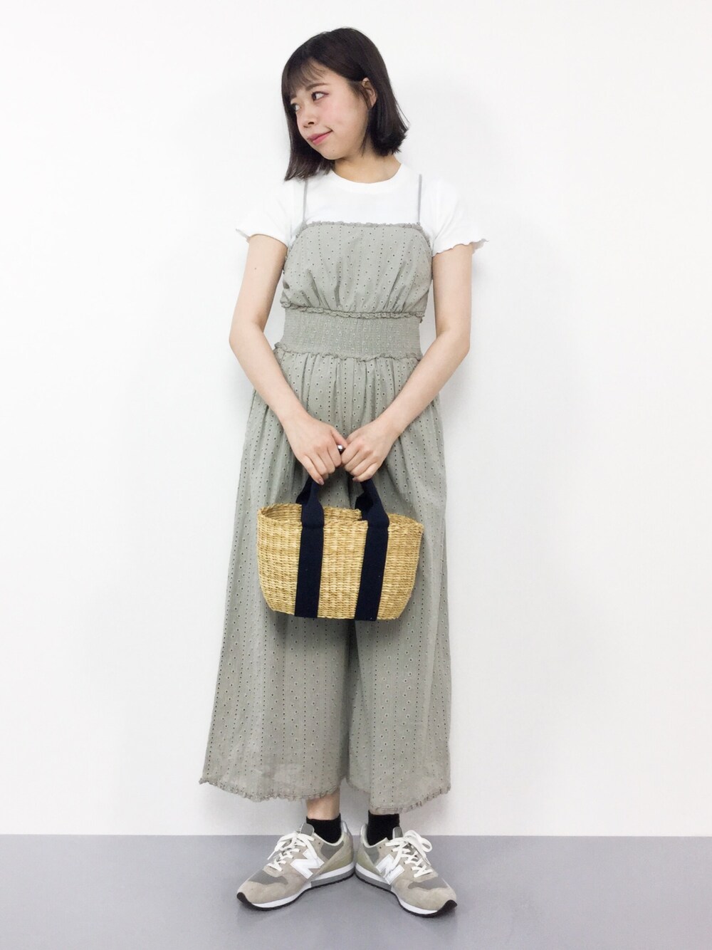 「スニーカー、カジュアル、New Balance、SLY、レース、snidel、カーキ、ロンパース、かごバッグ、Demi-luxe BEAMS」｜「SLYのROLLED EDGE FRILL TOPS（Tシャツ/カットソー、ホワイト系）」を使った、ENAさん（レディース・162cm）の夏コーディネートの1枚目の写真