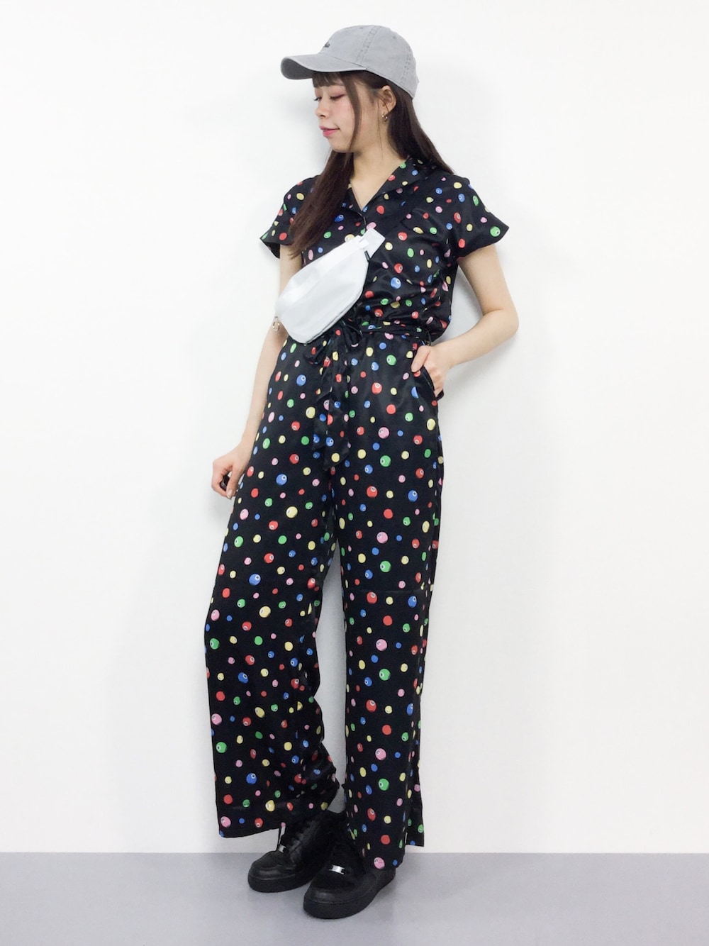 「スニーカー、カジュアル、キャップ、オールインワン、ストリート、JEANASiS、Heather、総柄、ビリヤード、nicoron」｜「HeatherのフロントシシュウCAP 798009（キャップ、グレー系）」を使った、ENAさん（レディース・162cm）の夏コーディネートの1枚目の写真