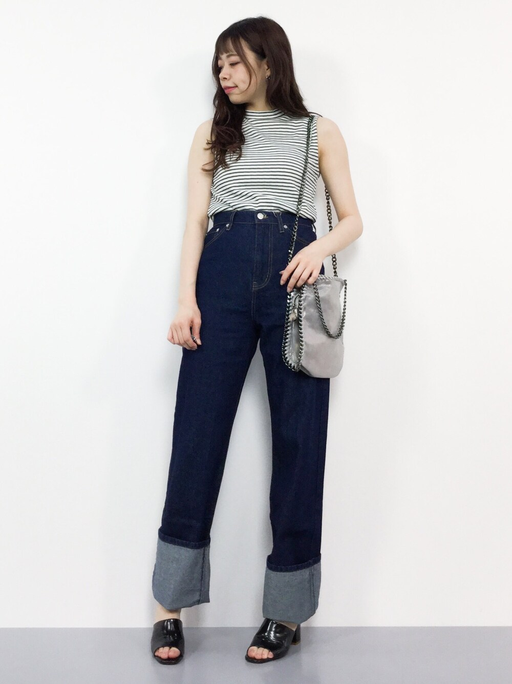 「デニム、カジュアル、ボーダー、ハイウエスト、大人カジュアル、チェーンバッグ、PAGEBOY、ノースリーブ、one after another NICE CLAUP、shopnikoniko」｜「PAGEBOYのハイネックノースリーブトップス（Tシャツ/カットソー、ベージュ系）」を使った、ENAさん（レディース・162cm）の夏コーディネートの1枚目の写真