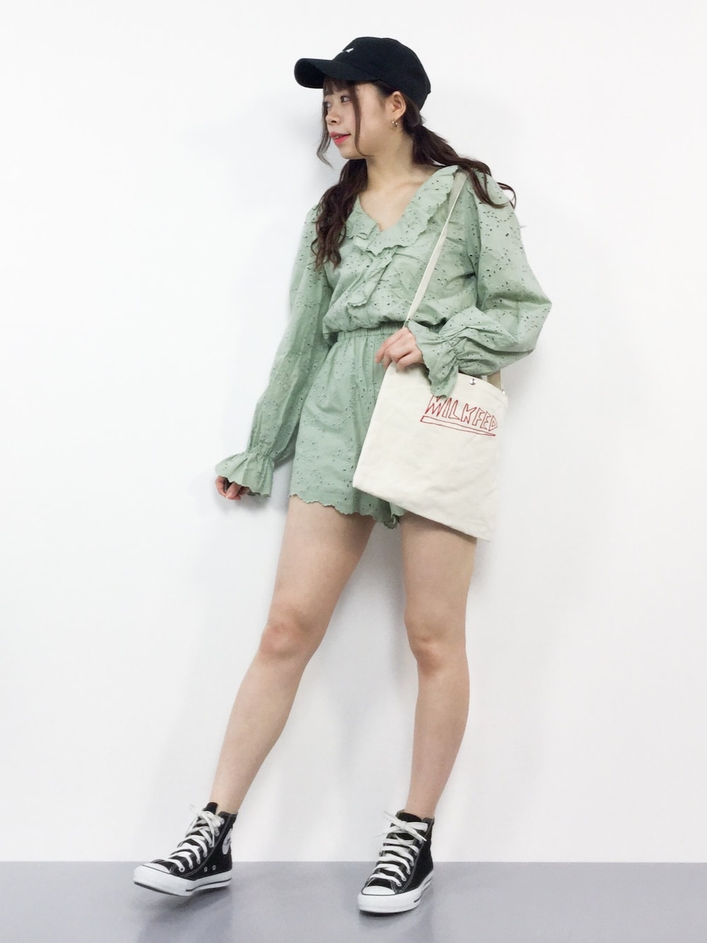 「カジュアル、グリーン、キャップ、converse、レース、snidel、ツインテール、ガーリー、ロンパース、MILKFED.」｜「SNIDELのコットンレースロンパース（つなぎ/オールインワン、グリーン系）」を使った、ENAさん（レディース・162cm）の夏コーディネートの1枚目の写真