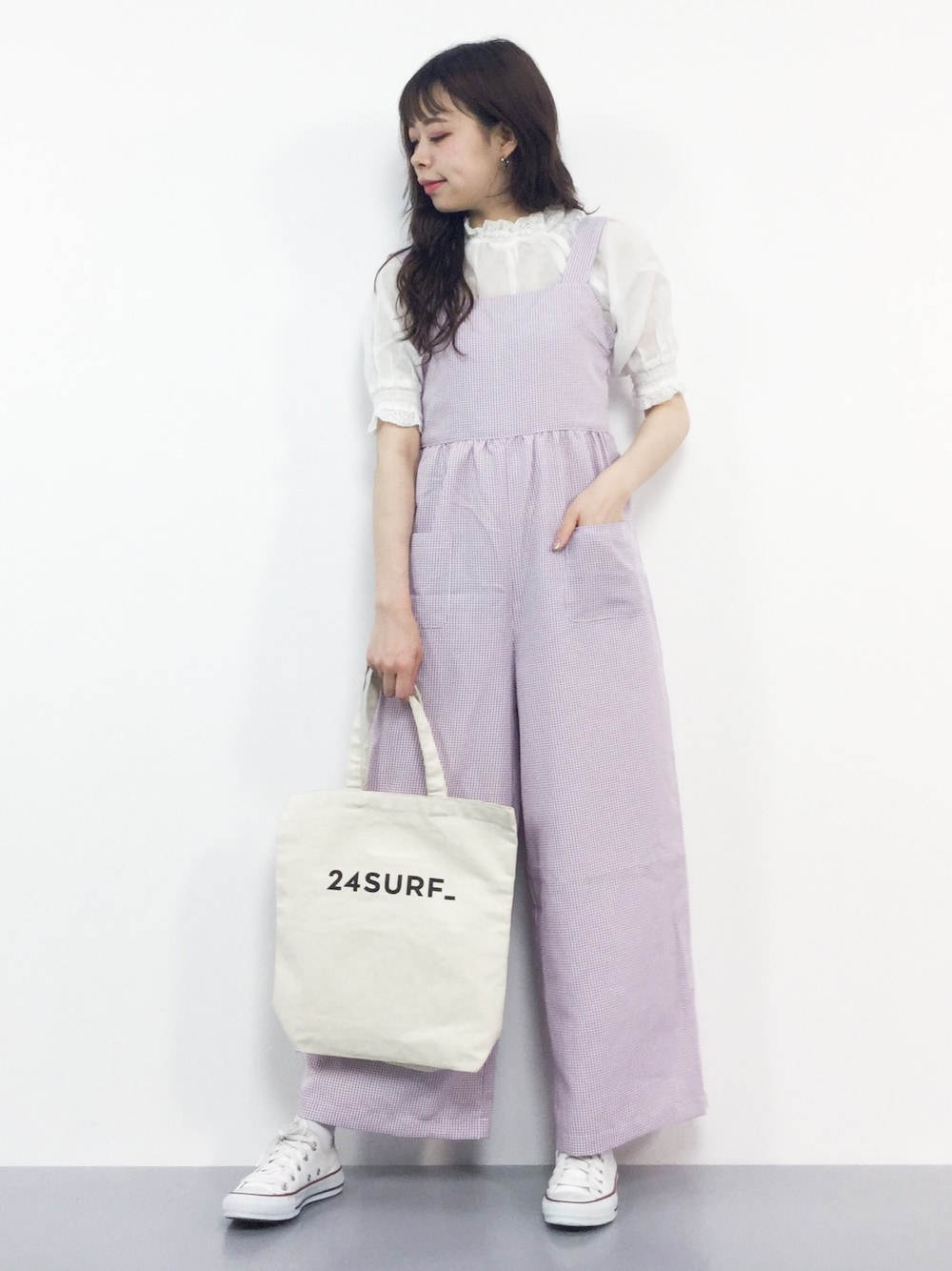 「スニーカー、トートバッグ、カジュアル、ピンク、オールインワン、LOWRYS FARM、converse、ギンガムチェック、ガーリー、merry jenny」｜「LOWRYS FARMの★WEB限定アイテム★プリエリブラウス　795114（シャツ/ブラウス、ホワイト系）」を使った、ENAさん（レディース・162cm）の夏コーディネートの1枚目の写真