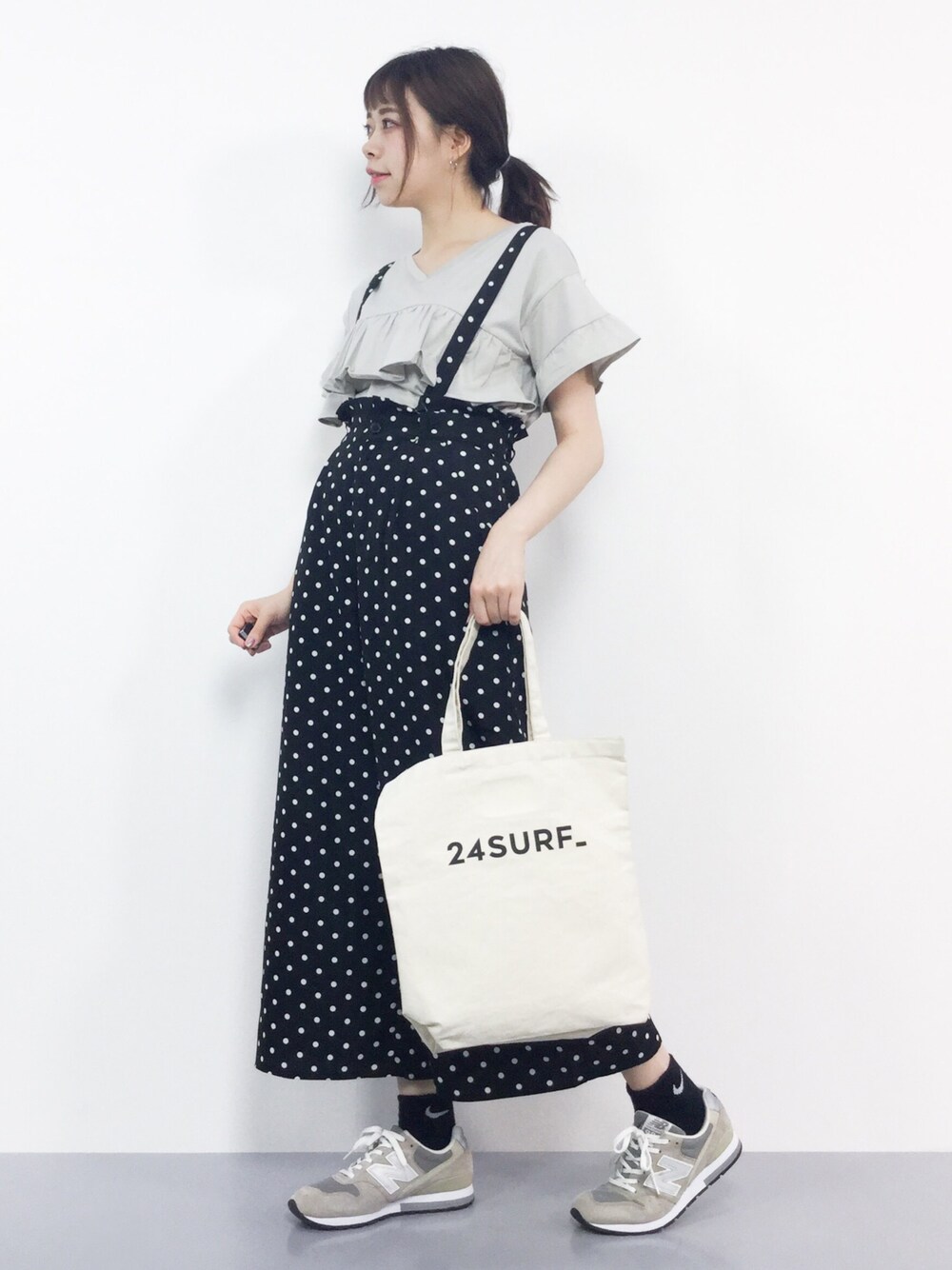 「スニーカー、トートバッグ、カジュアル、グレー、サロペット、New Balance、ドット、LEPSIM、フリルトップス、apresjour」｜「LEPSIMのADC2WAYティアードTSS　779900（Tシャツ/カットソー、ベージュ系）」を使った、ENAさん（レディース・162cm）の夏コーディネートの1枚目の写真