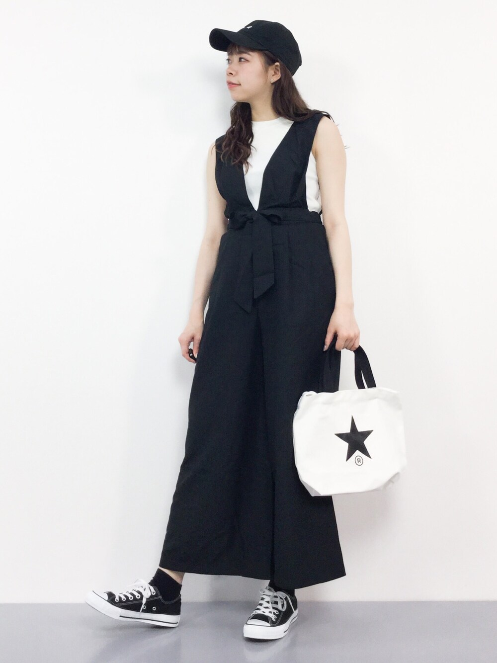 「スニーカー、トートバッグ、キャップ、converse、モノトーン、きれいめカジュアル、ノースリーブ、ストリートMIX、fifth、セットアイテム」｜「fifthの【SET】ウエストリボンコンビネゾン×ノースリニット（つなぎ/オールインワン、ブラック系）」を使った、ENAさん（レディース・162cm）の夏コーディネートの1枚目の写真