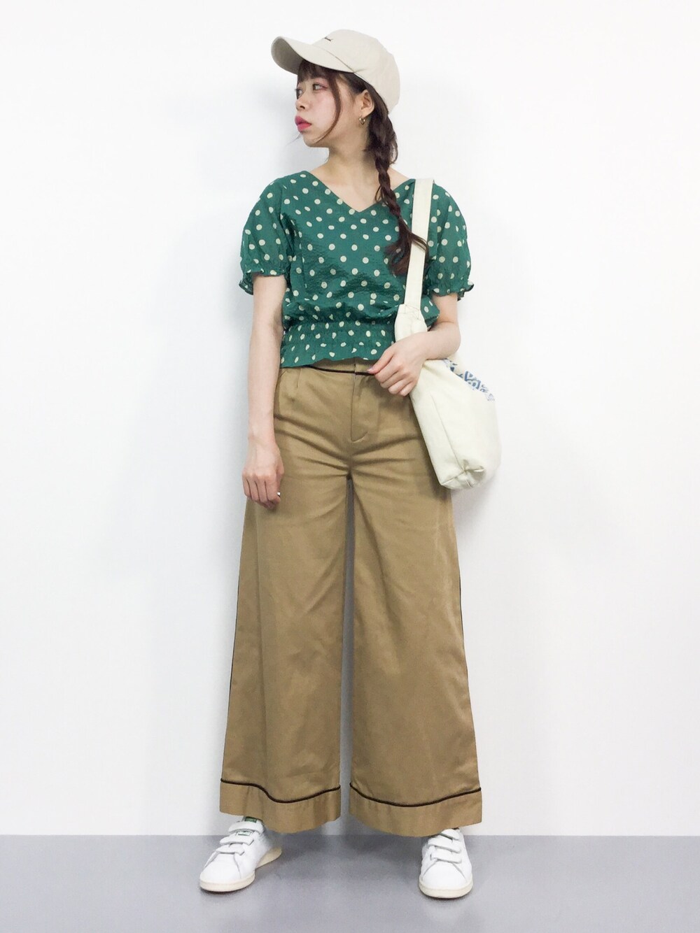 「トートバッグ、カジュアル、グリーン、ベージュ、キャップ、ドット、IENA、レトロ、SLOBE IENA、TONE SELECT GOODS」｜「TONE SELECT GOODSの刺繍ロゴローキャップ（キャップ、ベージュ系）」を使った、ENAさん（レディース・162cm）の夏コーディネートの1枚目の写真