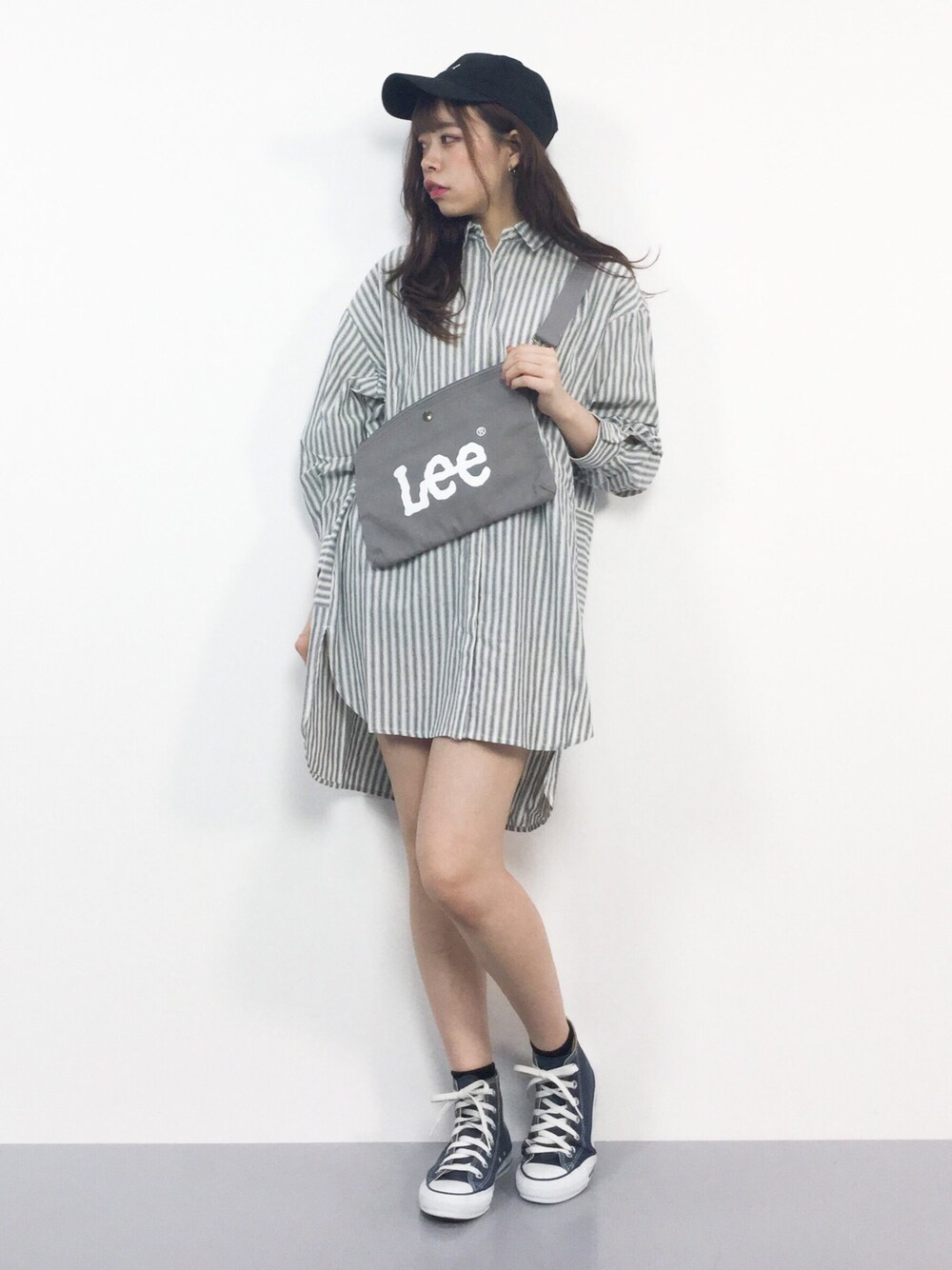 「カジュアル、グレー、converse、LEE、ストライプ、シャツワンピ、ストリートMIX、韓国ファッション、サコッシュ、ADVANCE LINE」｜「studio CLIPの【ADVANCE LINE】ストライプシャツワンピース（シャツワンピース、グレー系）」を使った、ENAさん（レディース・162cm）の夏コーディネートの1枚目の写真