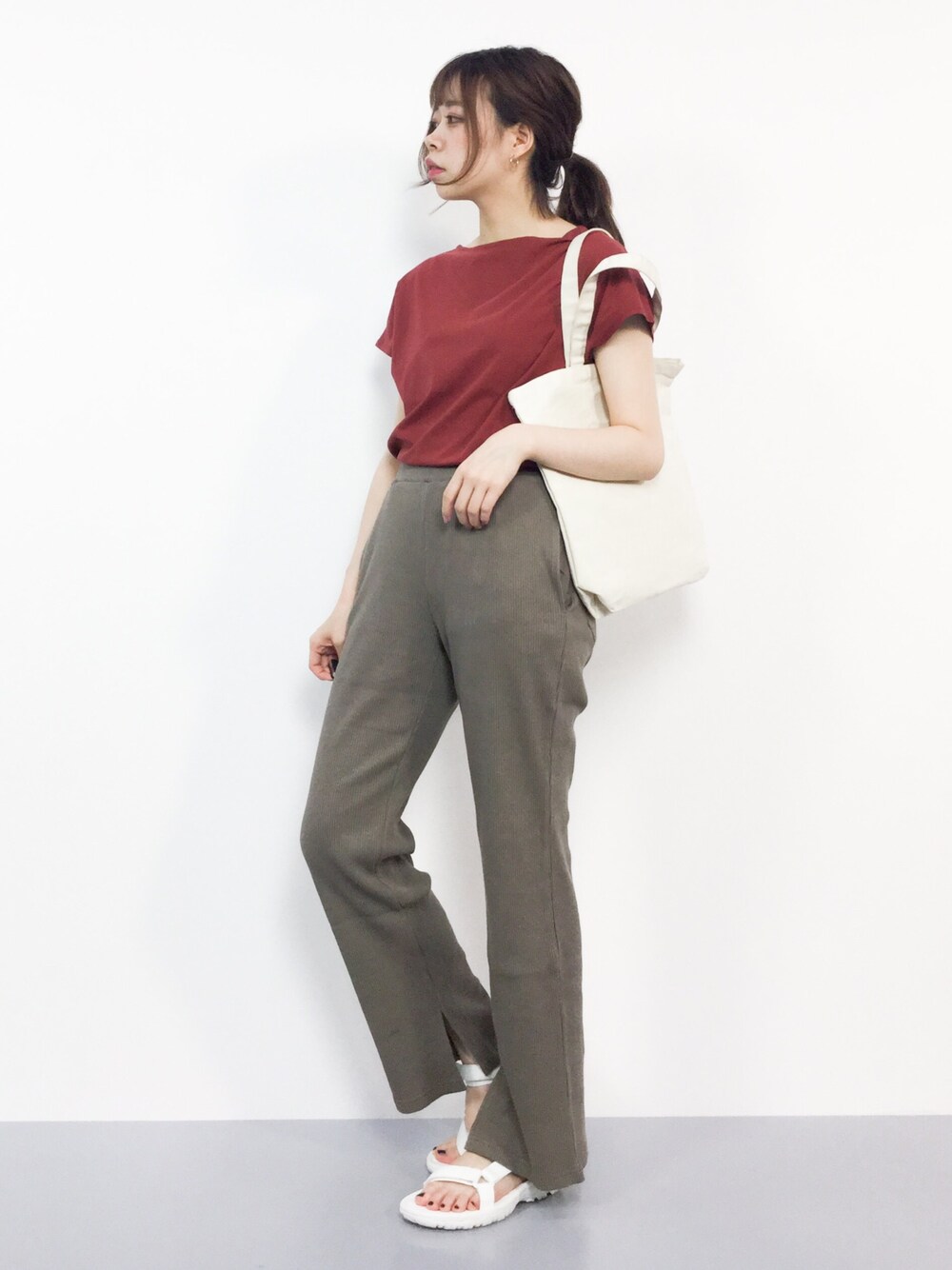 レッド系のTシャツ/カットソー、ブラウン系のその他パンツを着用したレディースの夏コーディネートの1枚目の写真