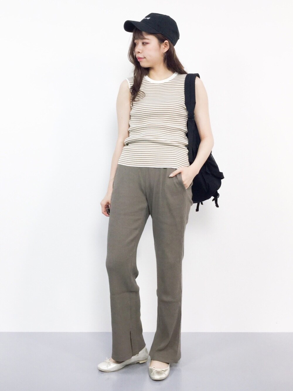 その他のニット/セーター、ブラウン系のその他パンツを着用したレディースの夏コーディネートの1枚目の写真