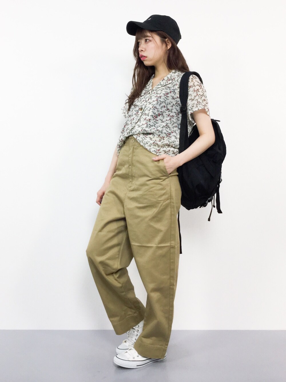 「カジュアル、チノパン、柄シャツ、キャップ、花柄、converse、BEAMS BOY、ストリートMIX、開襟シャツ、ANDJ」｜「ＡＮＤＪの花柄シフォン半袖開襟シャツブラウス（シャツ/ブラウス、ホワイト系）」を使った、ENAさん（レディース・162cm）の夏コーディネートの1枚目の写真