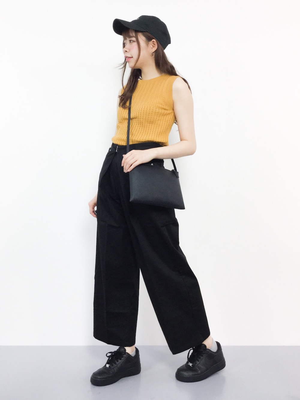 「スニーカー、チノパン、ショルダーバッグ、キャップ、ストリート、黒、黄色、ナイキ、ワイドパンツ、タンクトップ」｜「VISのアイレットテレコボートネックプルオーバー（Tシャツ/カットソー、オレンジ系）」を使った、ENAさん（キッズ・162cm）の夏コーディネートの1枚目の写真