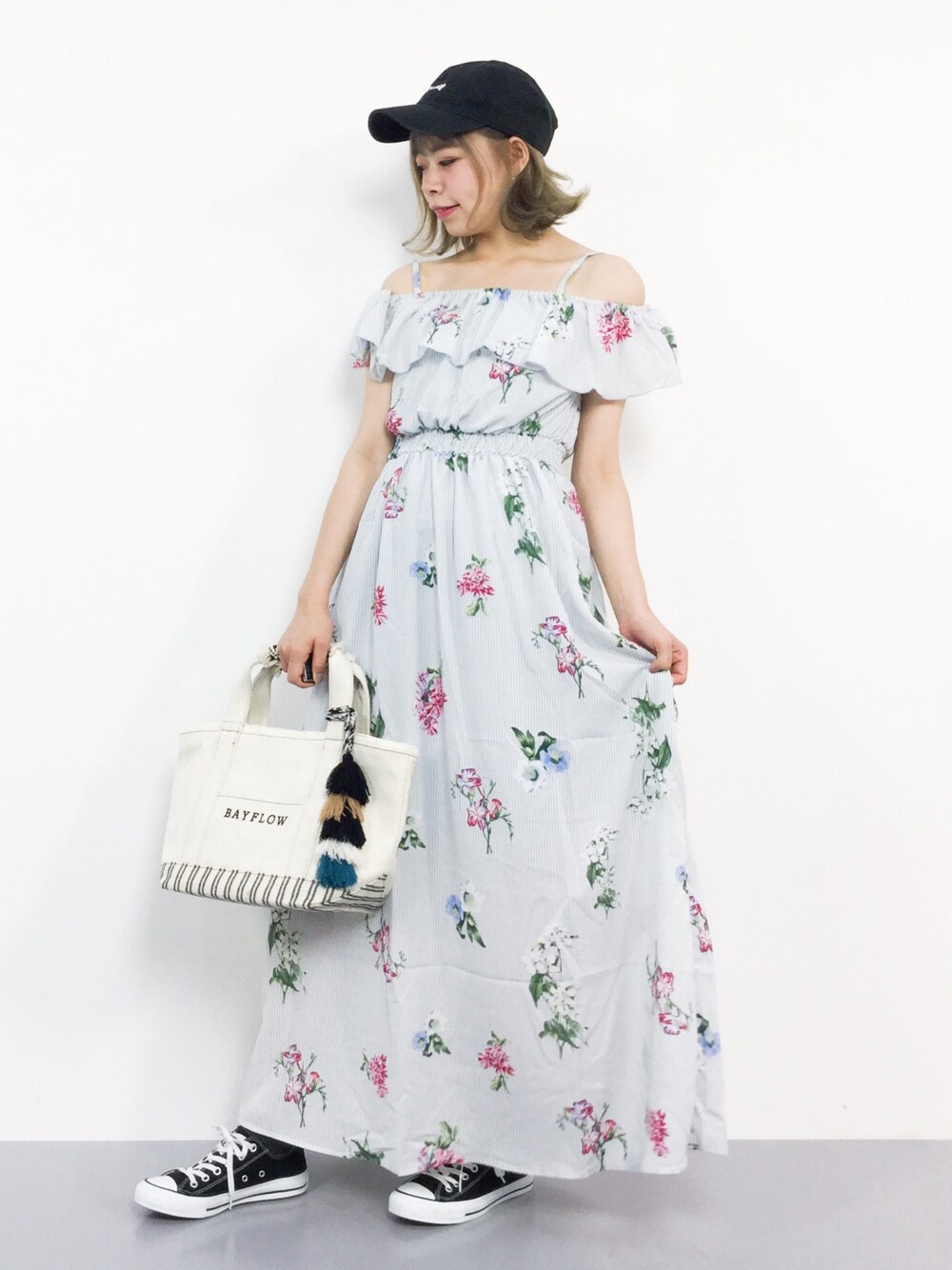 グレー系のワンピース、ベージュ系のトートバッグを着用したレディースの夏コーディネートの1枚目の写真