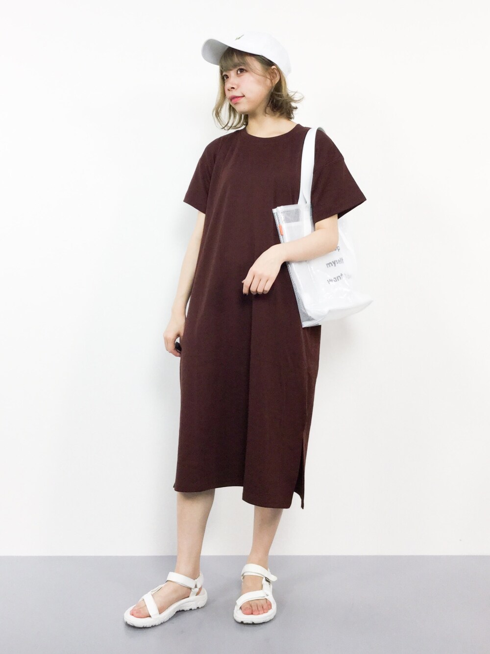「カジュアル、ストリート、白、INGNI、ブラウン、夏コーデ、Tシャツワンピ、クリアバッグ、teva、白キャップ」｜「INGNIのロングカットワンピース-2018SS-（ワンピース、ブラウン系）」を使った、ENAさん（レディース・162cm）の夏コーディネートの1枚目の写真