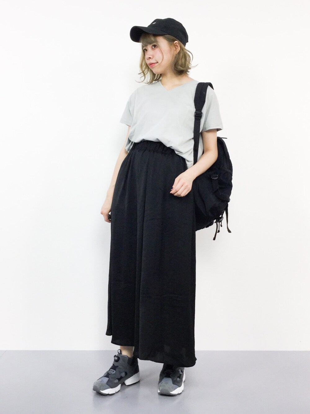 「カジュアル、キャップ、Vネック、黒、モノトーン、earth music&ecology、ポンプフューリー、ゆるコーデ、無地T、スカーチョ」｜「SHIPS DaysのSHIPS Days STANDARD:ソフトコットンVネックTEE◆（Tシャツ/カットソー、グレー系）」を使った、ENAさん（レディース・162cm）の夏コーディネートの1枚目の写真