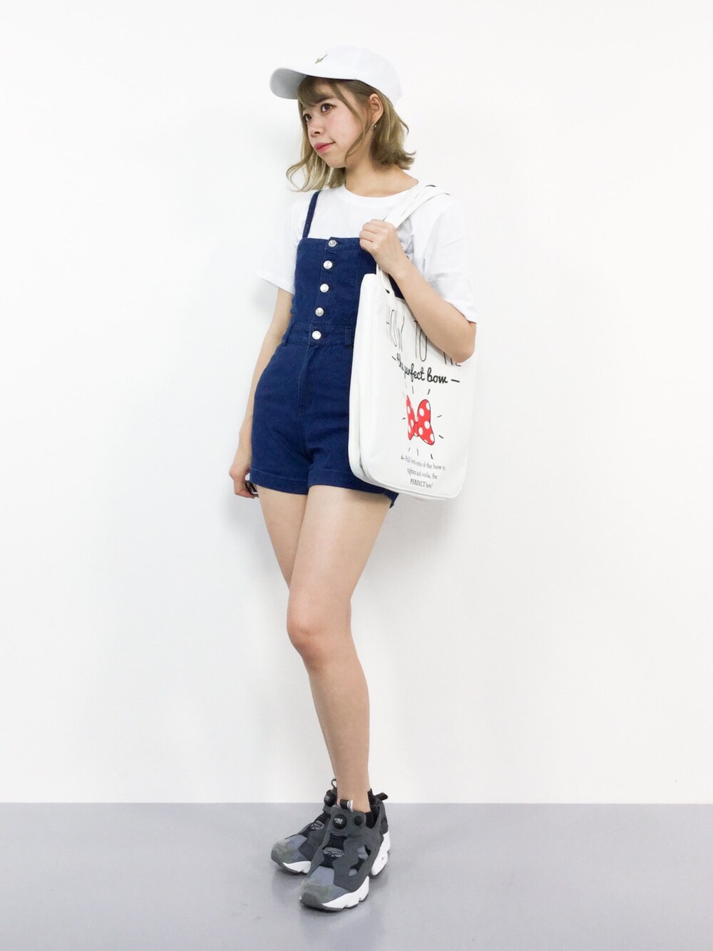 「WEGO、デニム、トートバッグ、カジュアル、サロペット、ショートパンツ、ディズニー、ポンプフューリー、白Tシャツ、白キャップ」｜「WEGOのWEGO/ビスチェショートサロペット（サロペット/オーバーオール、ブルー系）」を使った、ENAさん（レディース・162cm）の夏コーディネートの1枚目の写真