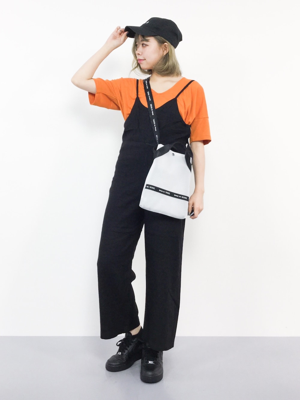 「スニーカー、キャップ、ストリート、Vネック、黒、オレンジ、ナイキ、ロンパース、エアフォースワン、ビニールバック」｜「MOUSSYのDEEP V HALF SLEEVE TOP（Tシャツ/カットソー、オレンジ系）」を使った、ENAさん（レディース・162cm）の夏コーディネートの1枚目の写真