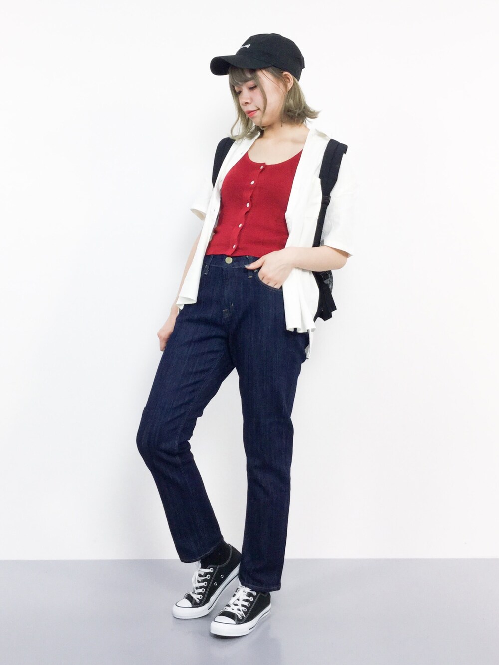 「テーパードパンツ、デニム、コンバース、カジュアル、リュック、キャップ、赤、シャツスタイル、夏コーデ、Green Parks」｜「Green　Parksの・麻混シャツ●（シャツ/ブラウス、ホワイト系）」を使った、ENAさん（レディース・162cm）の夏コーディネートの1枚目の写真