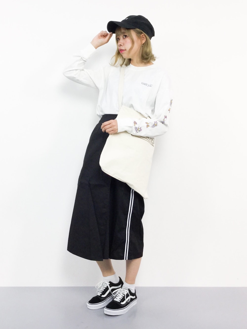 「VANS、ストリート、モノトーン、ロンT、プチプラ、ディズニー、白Tシャツ、キャラT、ラインスカート、one after another NICE CLAUP」｜「Disneyの【Ladies】ドナルドダック・デイジーダック/Big Tシャツ（Tシャツ/カットソー、ホワイト系）」を使った、ENAさん（レディース・162cm）の夏コーディネートの1枚目の写真