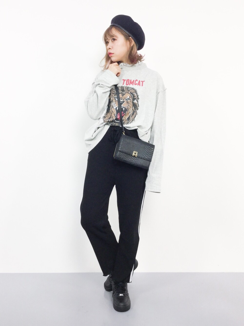「スウェット、カジュアル、ベレー帽、秋のコーデ、ストリート、黒、ナイキ、w closet、動物モチーフ、ラインパンツ」｜「RNAのM0972 ガーゼ裏毛フリルネックプルオーバー（スウェット、グレー系）」を使った、ENAさん（レディース・162cm）の秋コーディネートの1枚目の写真