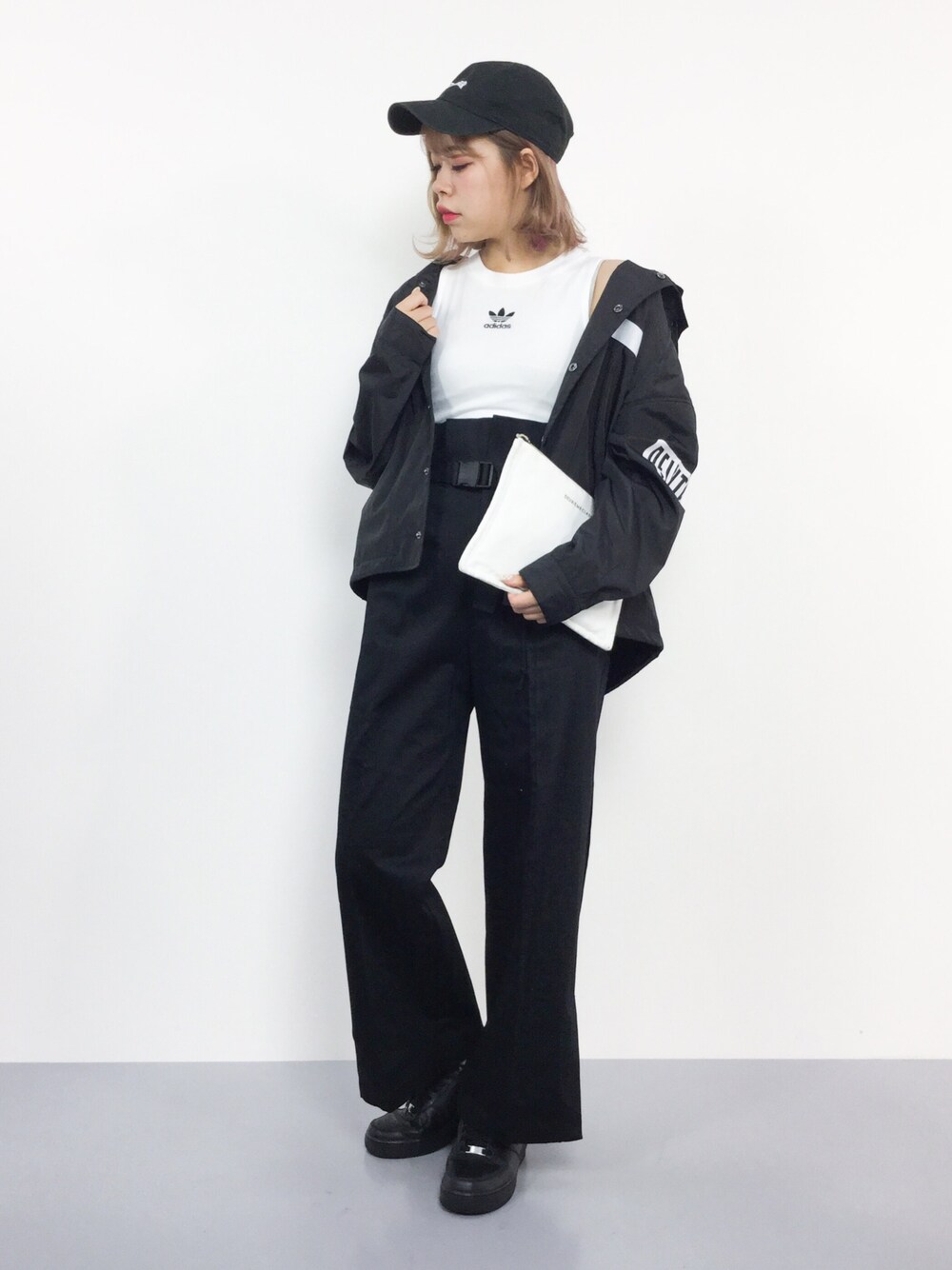 「ストリート、黒、ハイウエスト、モノトーン、コーチジャケット、アディダス、ワイドパンツ、タンクトップ、PAGEBOY、RASVOA」｜「RASVOAのフーディコーチジャケット18A（ナイロンジャケット、ブラック系）」を使った、ENAさん（レディース・162cm）の秋コーディネートの1枚目の写真