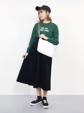 「Aラインスカート」｜「アイテム（スニーカー）」を使った、ENAさん（レディース・162cm）の秋コーディネート