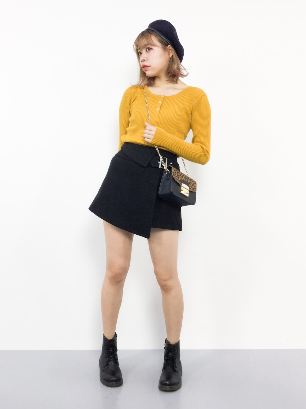 「カジュアル、ベレー帽、ショートパンツ、秋のコーデ、ストリート、黒、ショートブーツ、秋色、マスタード、リブニット」｜「haco!の＜吉木千沙都（ちぃぽぽ）さんコラボ＞ラブ＆ピースプロジェクト　ヘンリーネックデザインのリブニットトップス（ニット/セーター、イエロー系）」を使った、ENAさん（レディース・162cm）の秋コーディネートの1枚目の写真