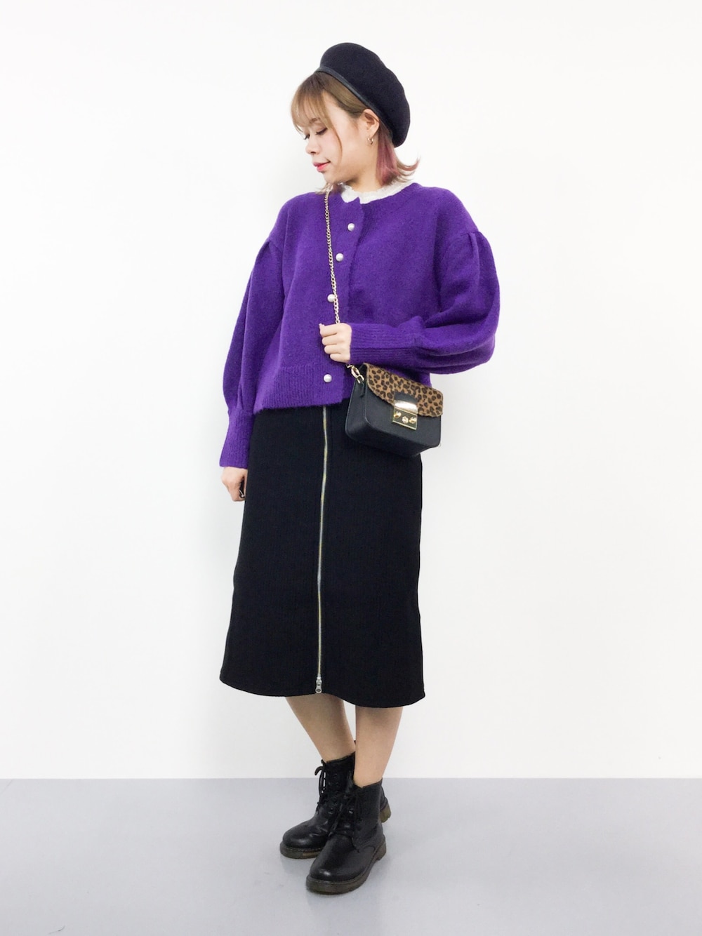 「カーディガン、カジュアル、ベレー帽、秋のコーデ、ストリート、ショートブーツ、murua、Aライン、パープル、E hyphen world gallary」｜「E hyphen world galleryのラメバルーンカーディガンセット（カーディガン/ボレロ、パープル系）」を使った、ENAさん（レディース・162cm）の秋コーディネートの1枚目の写真