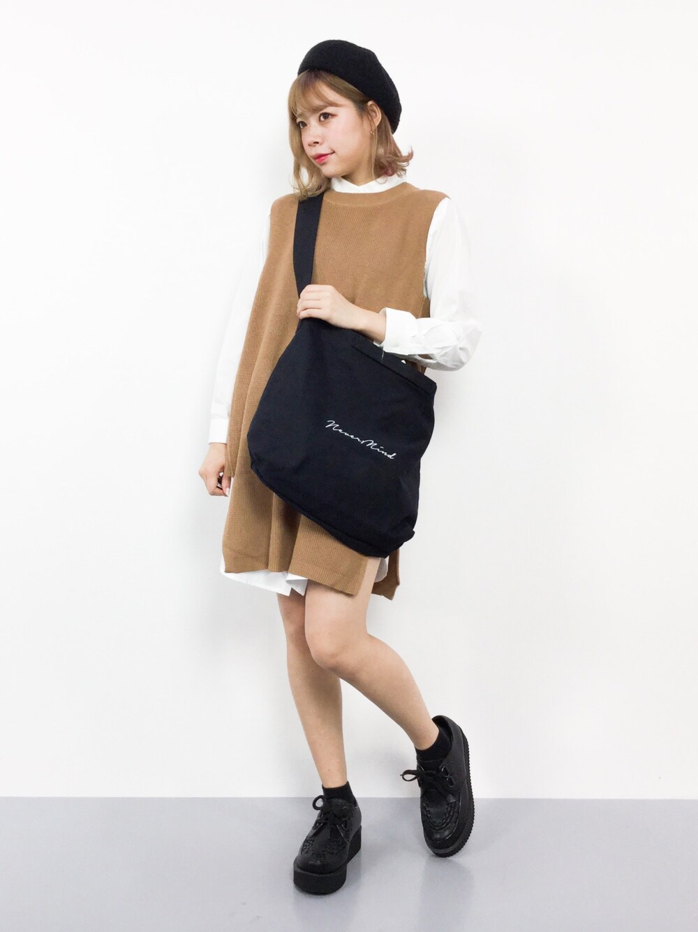 「カジュアル、ベレー帽、ベージュ、ラバーソール、秋のコーデ、ベスト、ガーリー、チュニック、レトロ、シャツスタイル」｜「Green　ParksのSET2点 ニットベスト+シャツチュニック（チュニック、イエロー系）」を使った、ENAさん（レディース・162cm）の秋コーディネートの1枚目の写真