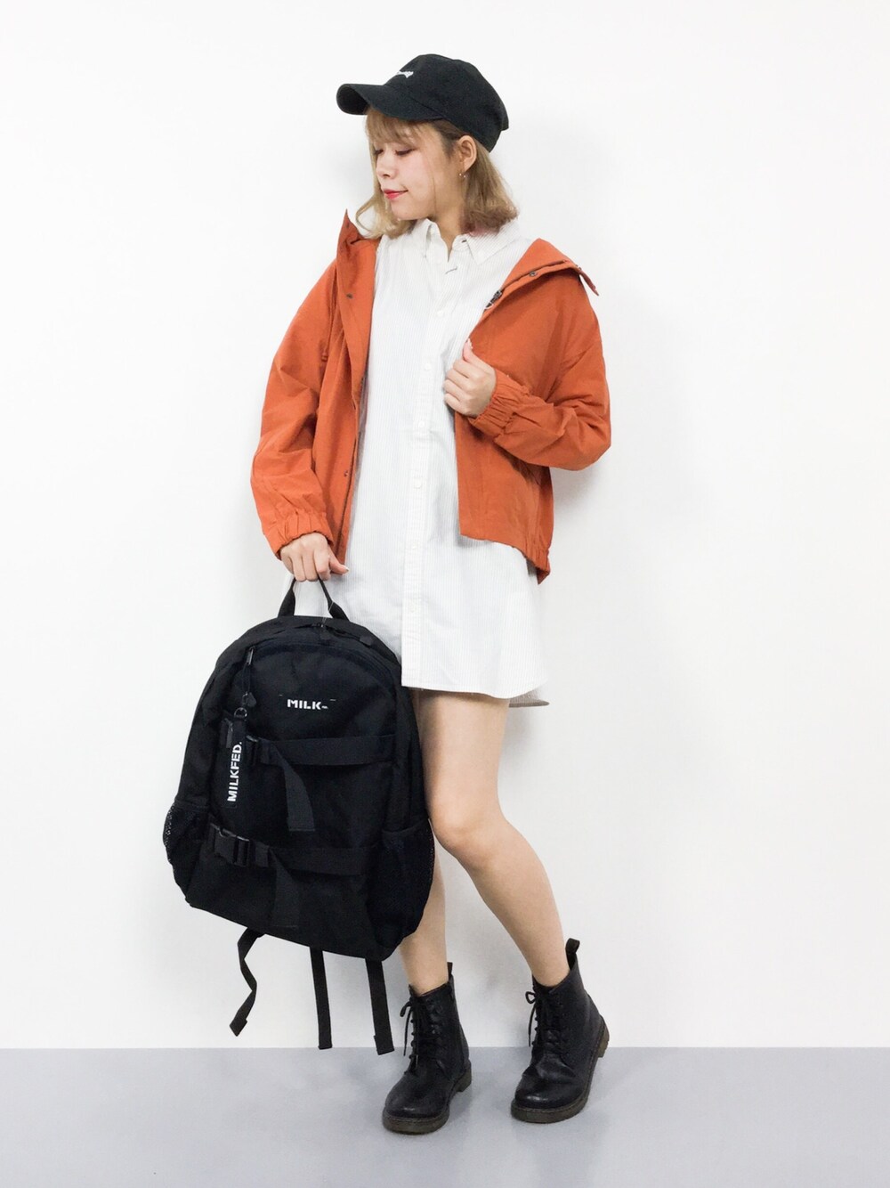 「マウンテンパーカー、カジュアル、バックパック、秋のコーデ、ストリート、ショートブーツ、オレンジ、ストライプシャツ、シャツスタイル、ビッグシャツ」｜「LOWRYS FARMのキノウツキマンパ　805026（マウンテンパーカー、オレンジ系）」を使った、ENAさん（レディース・162cm）の秋コーディネートの1枚目の写真