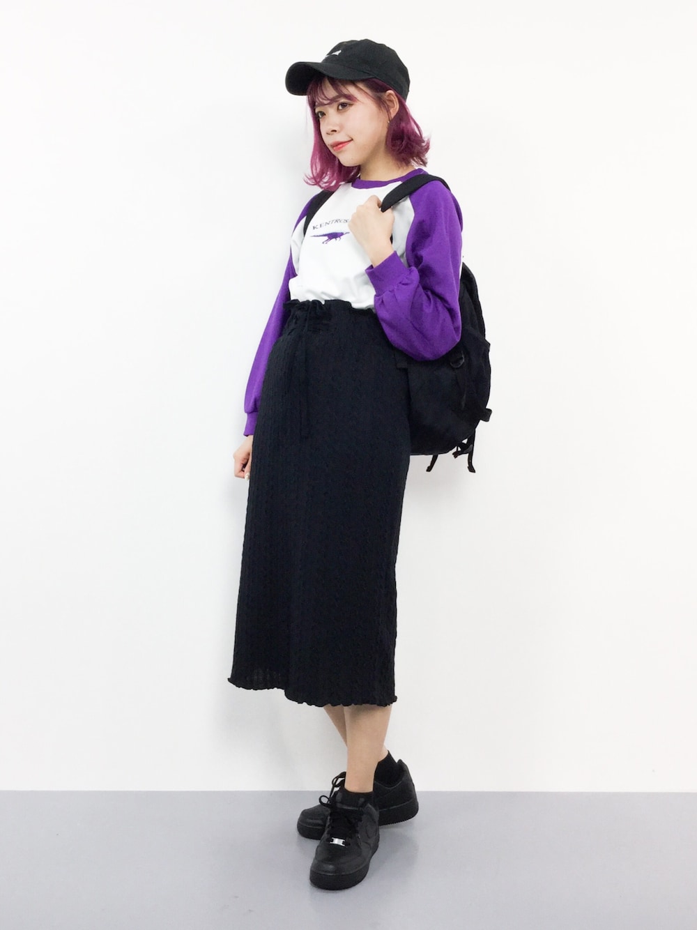 「スウェット、カジュアル、リュック、キャップ、ストリート、ナイキ、ニットスカート、パープル、w closet、ラグラン」｜「THRASHERの【THRASHER】MAG LOGO ローキャップ（キャップ、ブラック系）」を使った、ENAさん（レディース・162cm）の秋コーディネートの1枚目の写真