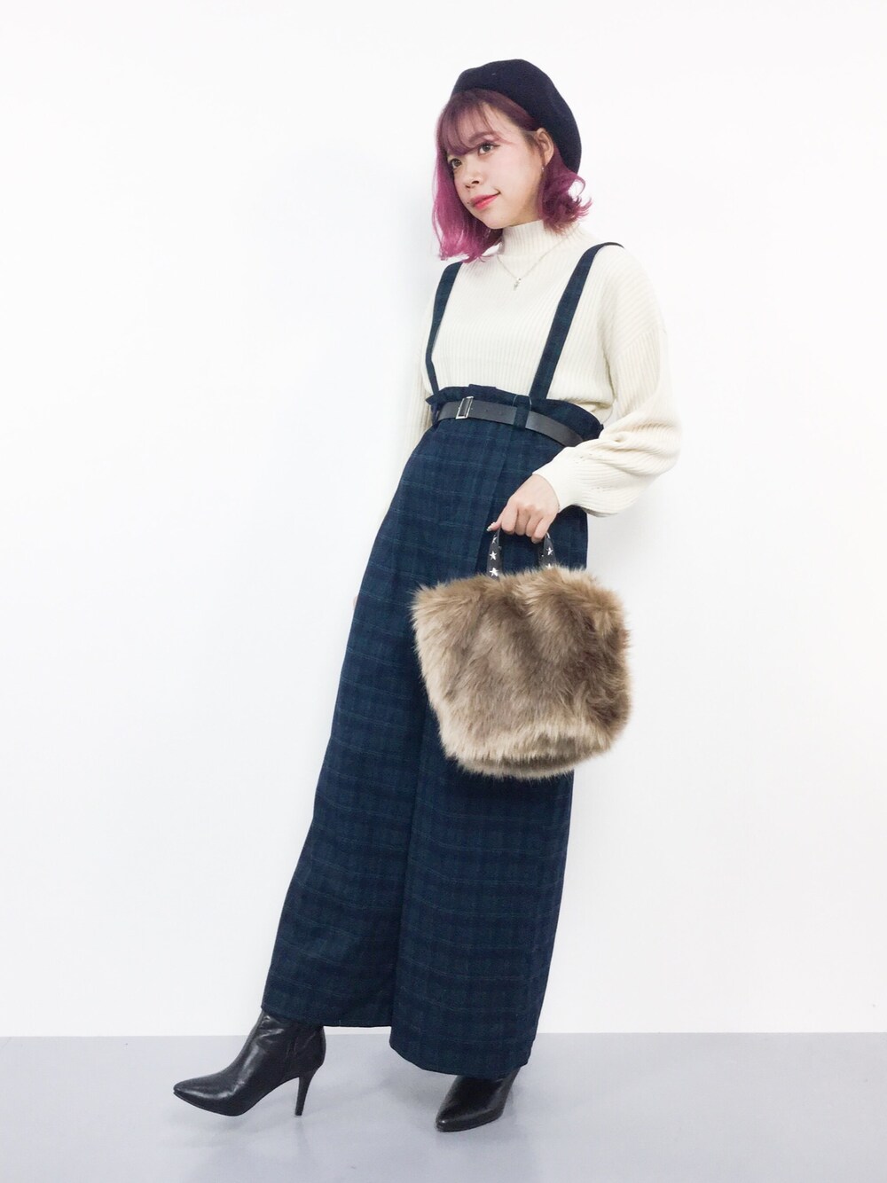 「カジュアル、グリーン、ベレー帽、サロペット、秋のコーデ、ショートブーツ、チェックパンツ、レトロ、リブニット、ファー小物」｜「niko and...のオリジナルBカラーベレー【niko and ...】（ハンチング/ベレー帽、ブラック系）」を使った、ENAさん（レディース・162cm）の秋コーディネートの1枚目の写真