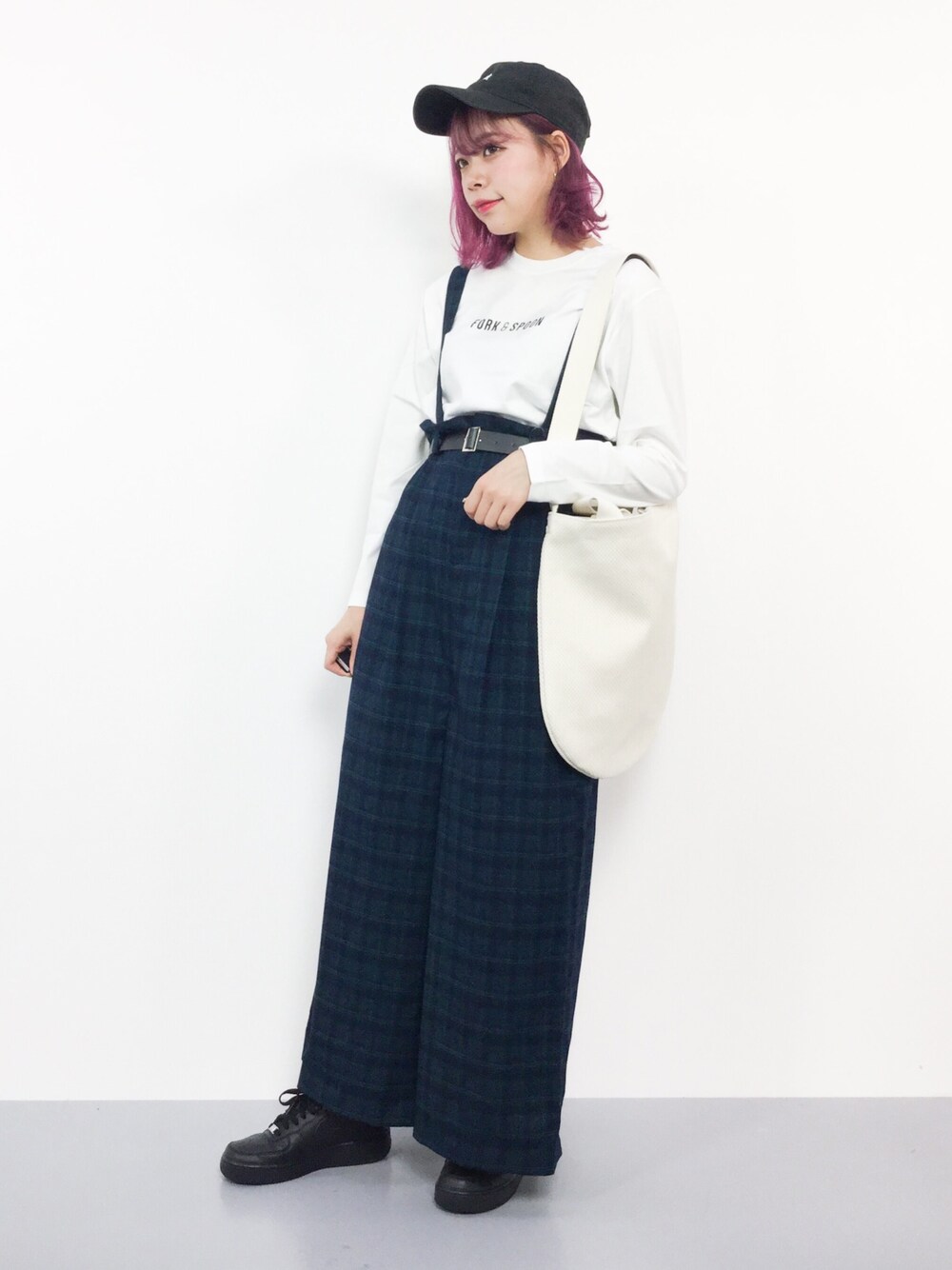「ロゴT、カジュアル、グリーン、サロペット、秋のコーデ、ストリート、ロンT、ナイキ、ワイドパンツ、チェックパンツ」｜「THRASHERの【THRASHER】MAG LOGO ローキャップ（キャップ、ブラック系）」を使った、ENAさん（レディース・162cm）の秋コーディネートの1枚目の写真