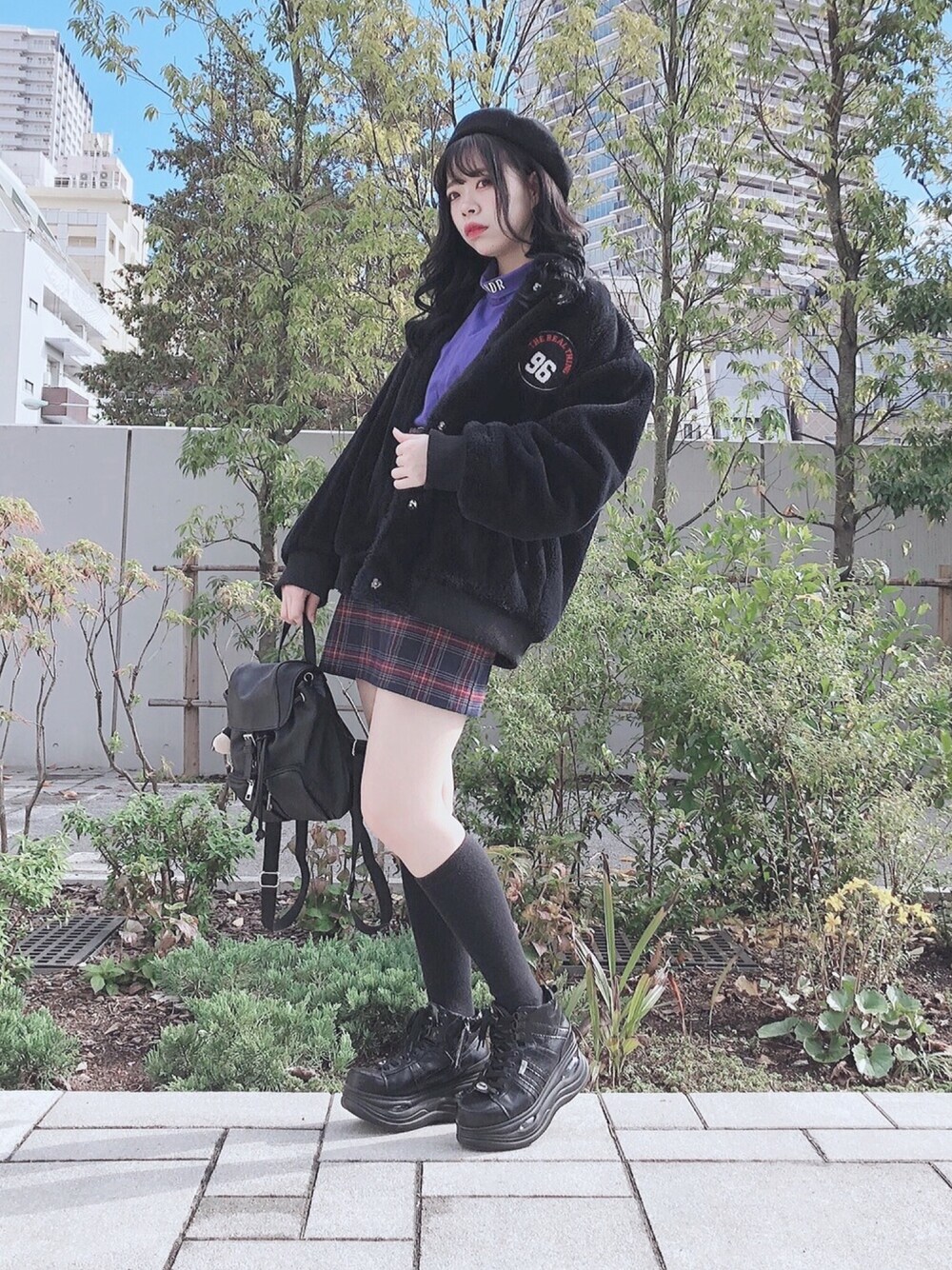パープル系のTシャツ/カットソー、その他のバックパック/リュック、ブラック系のスニーカーを着用したレディースの秋コーディネートの1枚目の写真