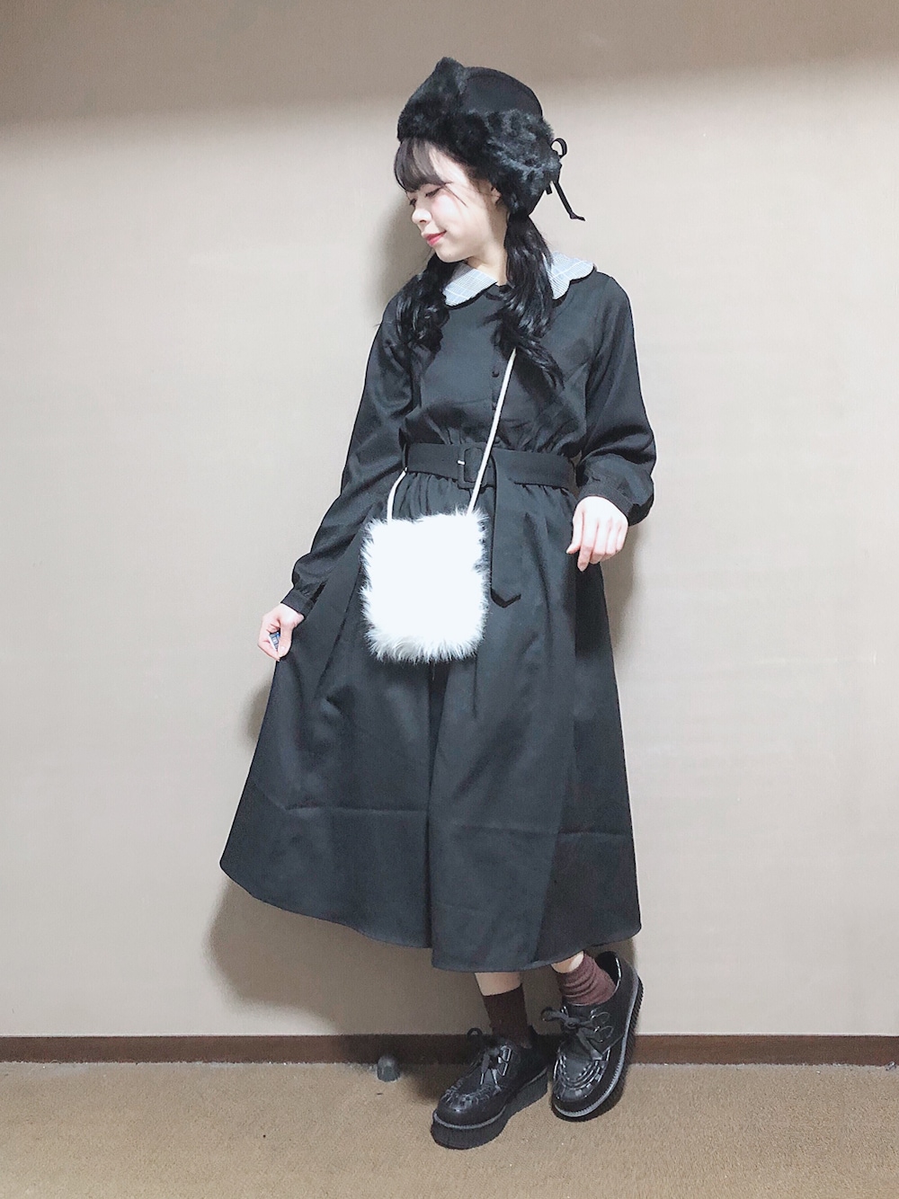 「ガーリー、merry jenny、シンプル、ファー小物、冬、黒、ブラックコーデ、ワンピース、ロングスカート、ポシェット」｜「merry jennyのエコfurパイロットcap（ニットキャップ/ビーニー、ブラック系）」を使った、ENAさん（レディース・162cm）の冬コーディネートの1枚目の写真