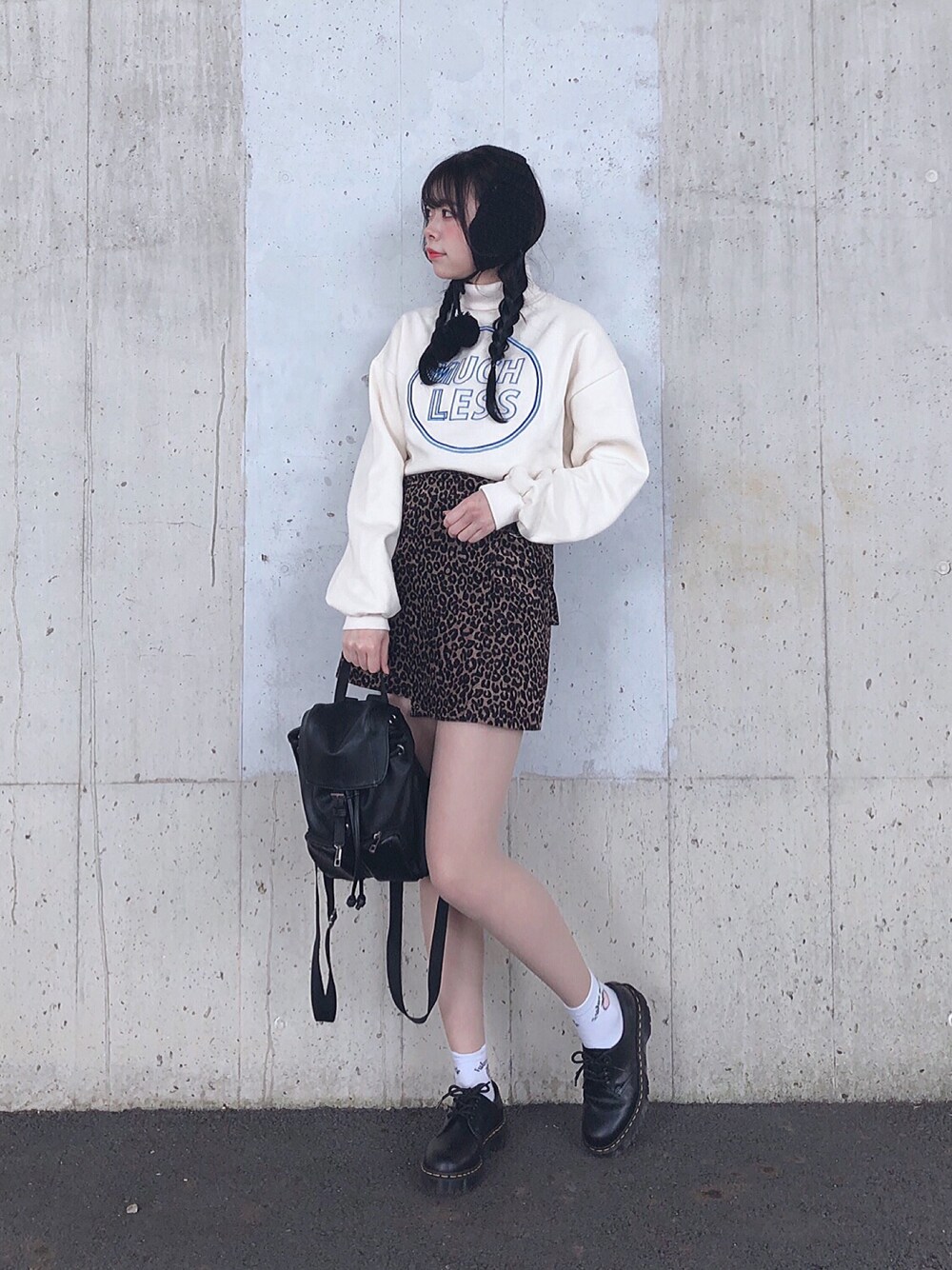 「韓国ファッション、カジュアル、レオパード、オルチャンファッション、今日のコーデ、スカート、Dr.Martens、リュック、スウェット、秋冬」｜「FLAMINGO MABATAKIのアイテム（スウェット、ホワイト系）」を使った、ENAさん（レディース・162cm）の冬コーディネートの1枚目の写真
