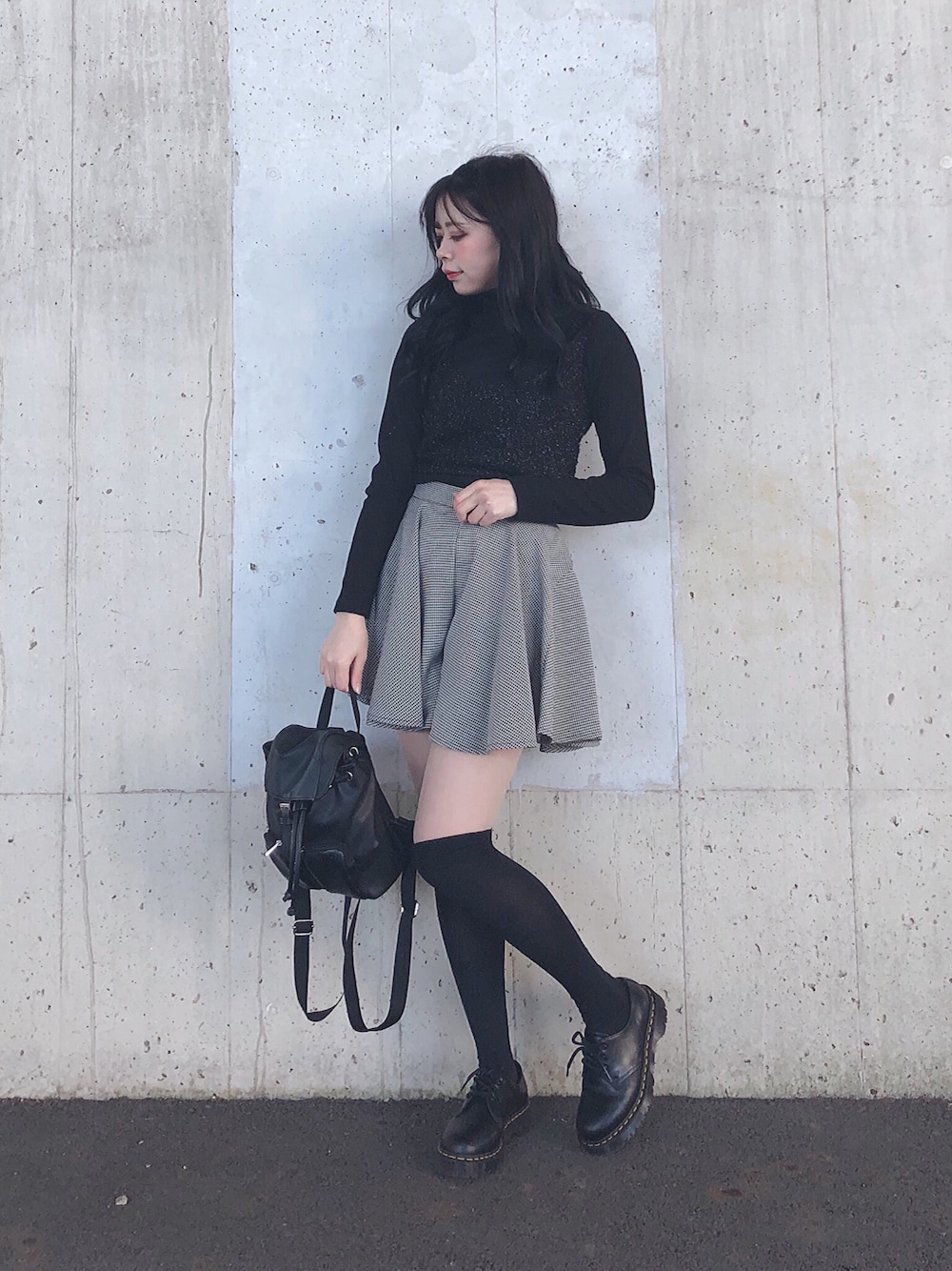 「大人カジュアル、ニット、大人コーデ、黒、ブラックコーデ、ハイネック、キャミソール、レイヤードスタイル、オルチャンファッション、Dr.Martens」｜「SONAのアイテム（ニット/セーター、ブラック系）」を使った、ENAさん（レディース・162cm）の冬コーディネートの1枚目の写真