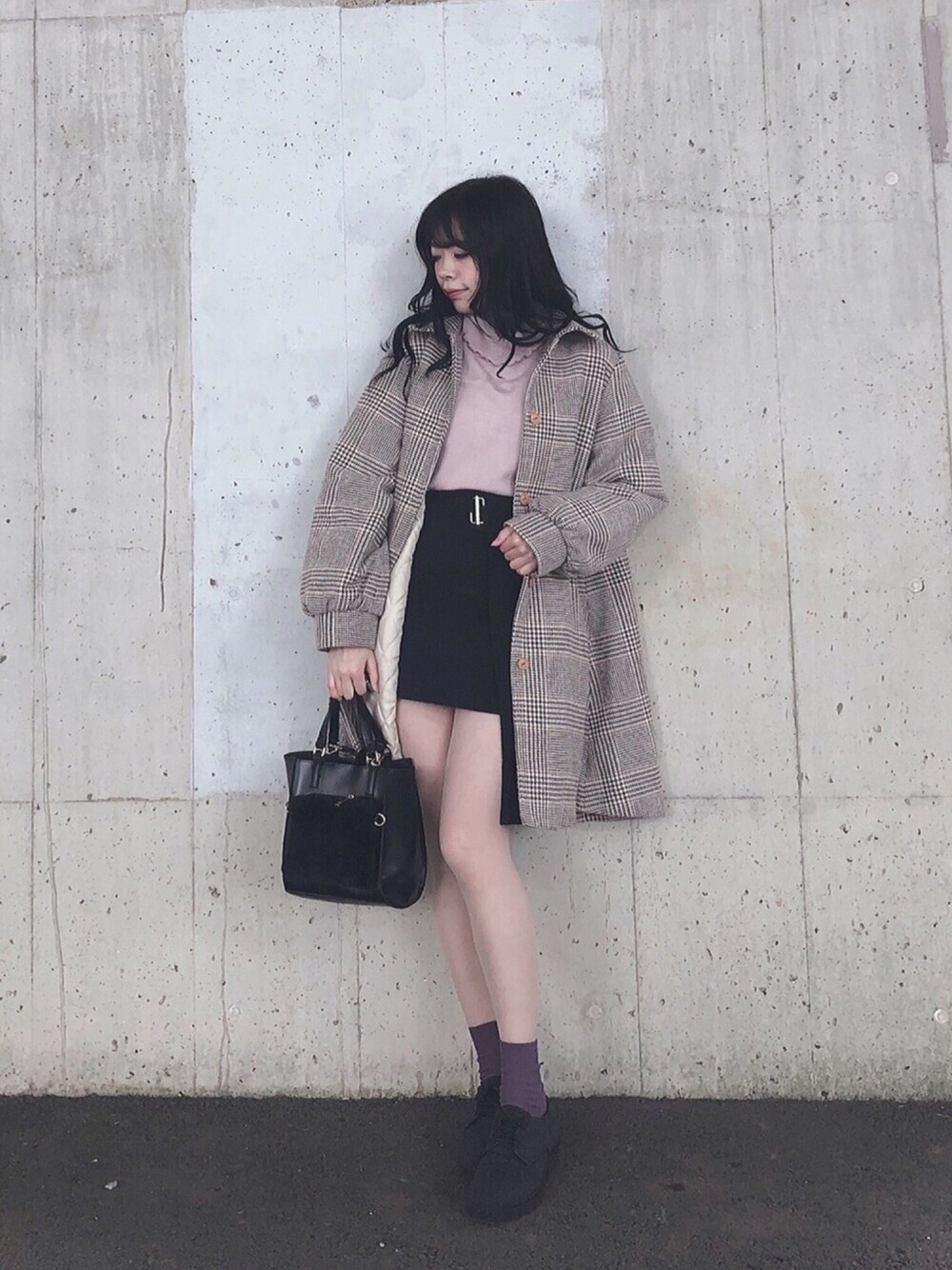 「冬コーデ、スカート、ootd、黒、チェック、コート、お洒落さんとつながりたい、ファー小物、merry jenny、タイトスカート」｜「merry jennyのチェックステンカラーAラインコート（ステンカラーコート、ベージュ系）」を使った、ENAさん（レディース・162cm）の冬コーディネートの1枚目の写真