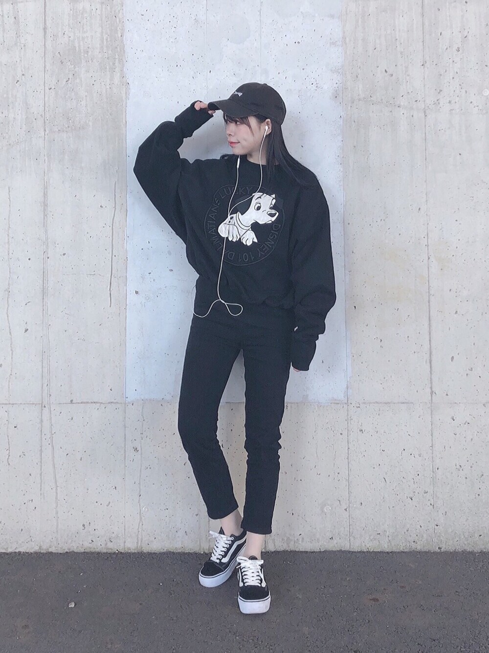 「韓国ファッション、オルチャンファッション、オールブラック、黒スキニー、黒、スウェット、VANS、キャップ、韓国ブランド、シンプルコーデ」｜「THRASHERの【THRASHER】MAG LOGO ローキャップ（キャップ、ブラック系）」を使った、ENAさん（レディース・162cm）の冬コーディネートの1枚目の写真