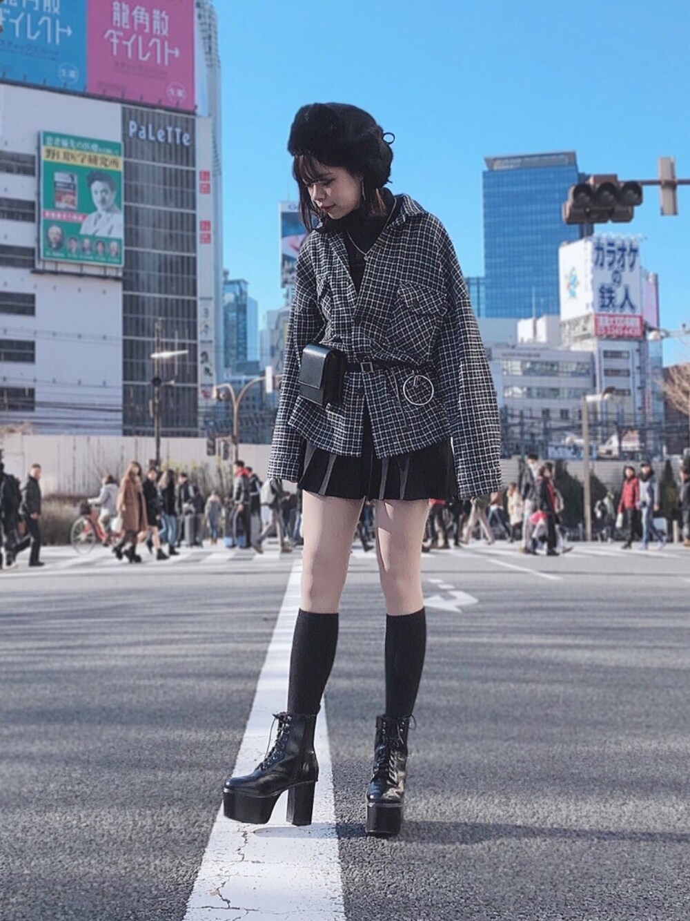 「オールブラック、韓国ファッション、オルチャンファッション、ストリート、ブラックコーデ、黒、レースアップシューズ、初売りセールで買いました2019、ワントーンコーデ、シャツスタイル」｜「merry jennyのエコfurパイロットcap（ニットキャップ/ビーニー、ブラック系）」を使った、ENAさん（レディース・162cm）の冬コーディネートの1枚目の写真