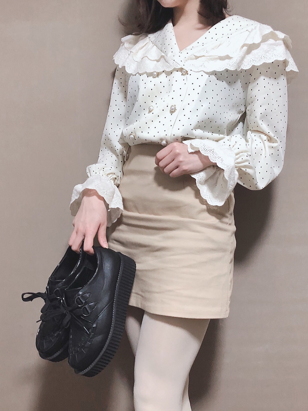 「韓国ファッション、オルチャンファッション、ドット、春コーデ、カジュアルコーデ、ootd、ベージュ、ブラウス、大人ガーリー、ボリューム袖」｜「韓国のアイテム（シャツ/ブラウス、その他）」を使った、ENAさん（レディース・162cm）の冬コーディネートの1枚目の写真