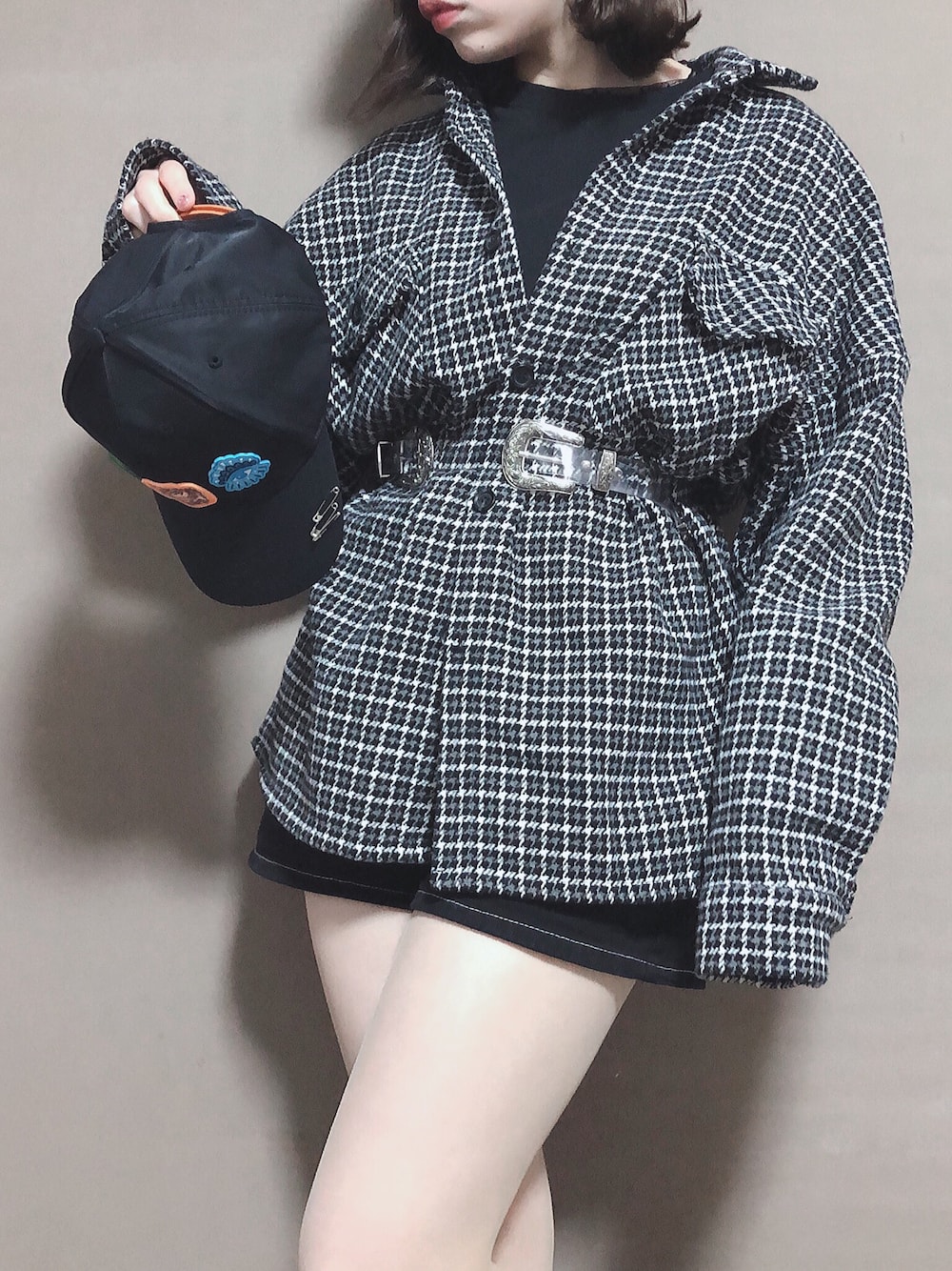 「ストリート、ブラックコーデ、シャツスタイル、オールブラック、韓国ファッション、オルチャンファッション、ショートパンツ、チェックシャツ、レイヤードスタイル、ウエストマーク」｜「neosの【SPADE -addictive line-】タータンチェック ビッグシルエットシャツ（ブルゾン、ブラック系）」を使った、ENAさん（レディース・162cm）の春コーディネートの1枚目の写真