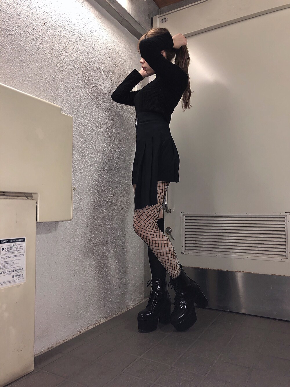 「オールブラック、ブラックコーデ、ストリート、韓国ファッション、オルチャンファッション、網タイツ、黒、シンプルコーデ、ブラック、厚底シューズ」｜「SONAのアイテム（ニット/セーター、ブラック系）」を使った、ENAさん（レディース・162cm）の春コーディネートの1枚目の写真