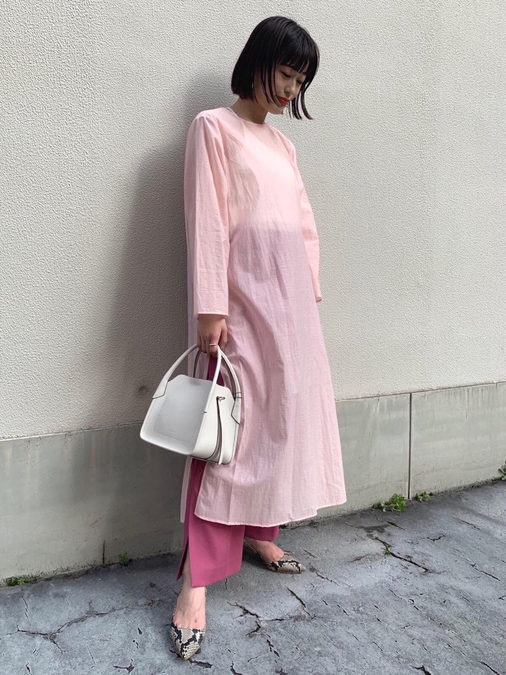 シルバー系のピアス（両耳用）を着用したレディースの冬コーディネートの1枚目の写真