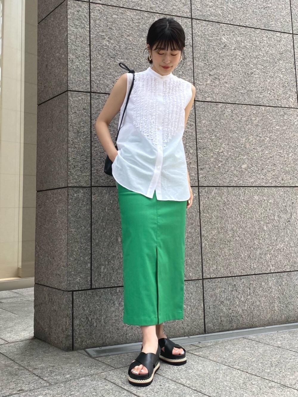 ブラック系のサンダル、その他のショルダーバッグ、ホワイト系のシャツ/ブラウスを着用したレディースの夏コーディネートの1枚目の写真