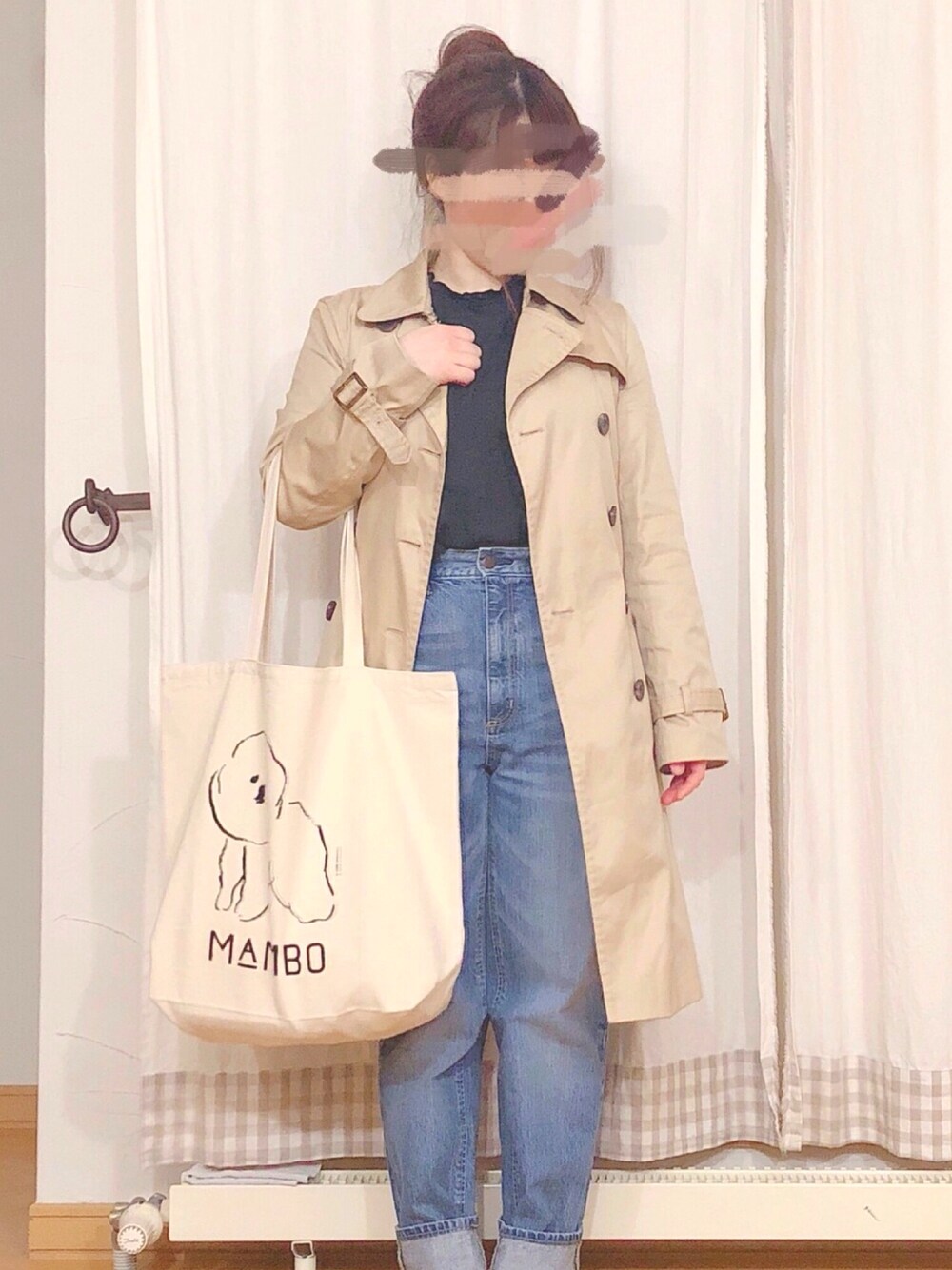 ブラック系のシャツ/ブラウス、ブルー系のデニムパンツ、ホワイト系のトートバッグを着用したレディースの春コーディネートの1枚目の写真
