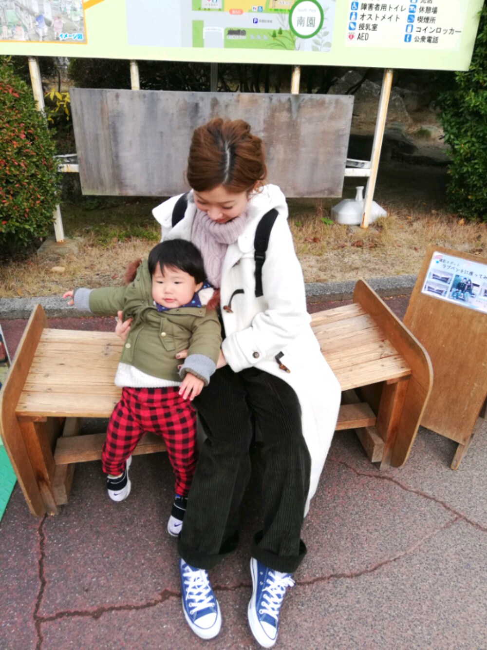 「休日スタイル、カジュアルコーデ、動物園、ママコーデ、ダッフルコート、タートルネック、コーデュロイ、ワイドパンツ、スニーカー、Green Parks」｜「earth music&ecologyの・ロングダッフルコート（ダッフルコート、ホワイト系）」を使った、mikiさん（レディース・163cm）の冬コーディネートの1枚目の写真