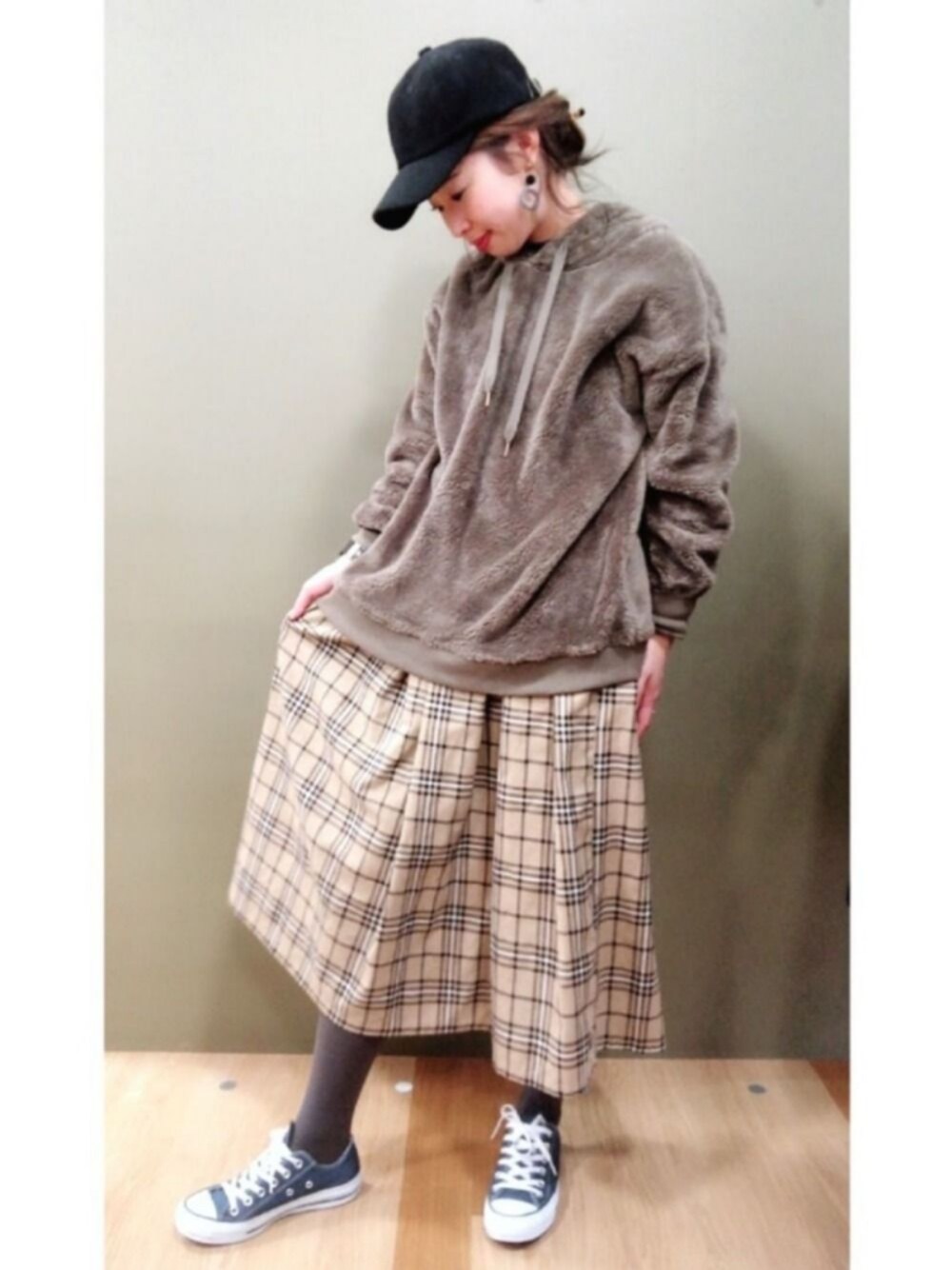 「シンプルコーデ、カジュアルコーデ、スニーカー、メンズライク、パーカー、もこもこ、チェック、キャップ、Green Parks」｜「Green　Parksのアイテム（パーカー、ブラウン系）」を使った、mikiさん（レディース・163cm）の冬コーディネートの1枚目の写真