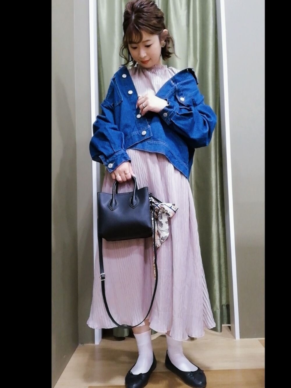 「くすみカラー、ワンピース、ピンク、プリーツ、プリーツワンピース、Gジャン、デニム、デニムジャケット、大人コーデ、Green Parks」｜「ELENCARE DUEの・【ELENCARE DUE】 ランダムプリーツワンピース＊（ワンピース、ベージュ系）」を使った、mikiさん（レディース・163cm）の春コーディネートの1枚目の写真