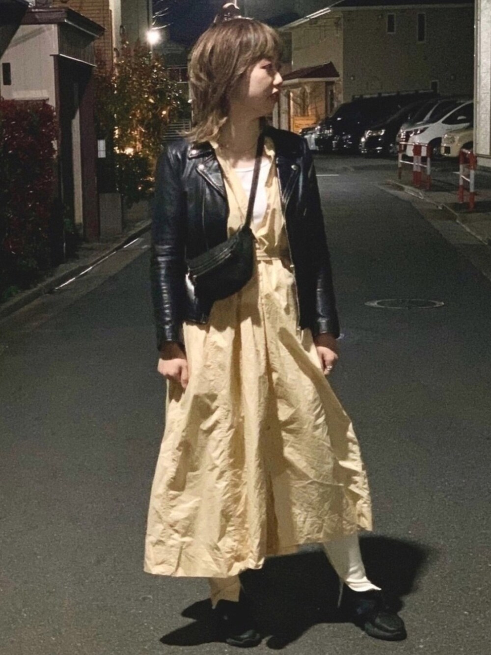「春コーデ、オトナカジュアル、プチプラ、ベージュ、春アウター、スニーカーコーデ、パステル映える春、ユニクロ、ショルダーバッグ、休日スタイル」｜「FREAK'S STOREのアイテム（ライダースジャケット、ブラック系）」を使った、maiさん（レディース・158cm）の春コーディネートの1枚目の写真